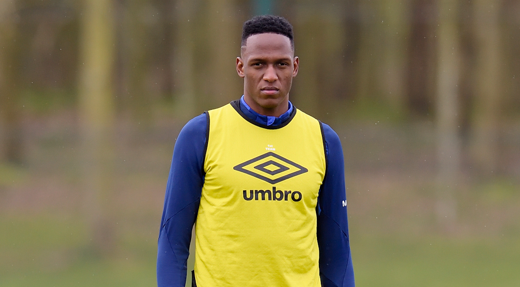 Everton's Mina out for several weeks with muscle injury ...