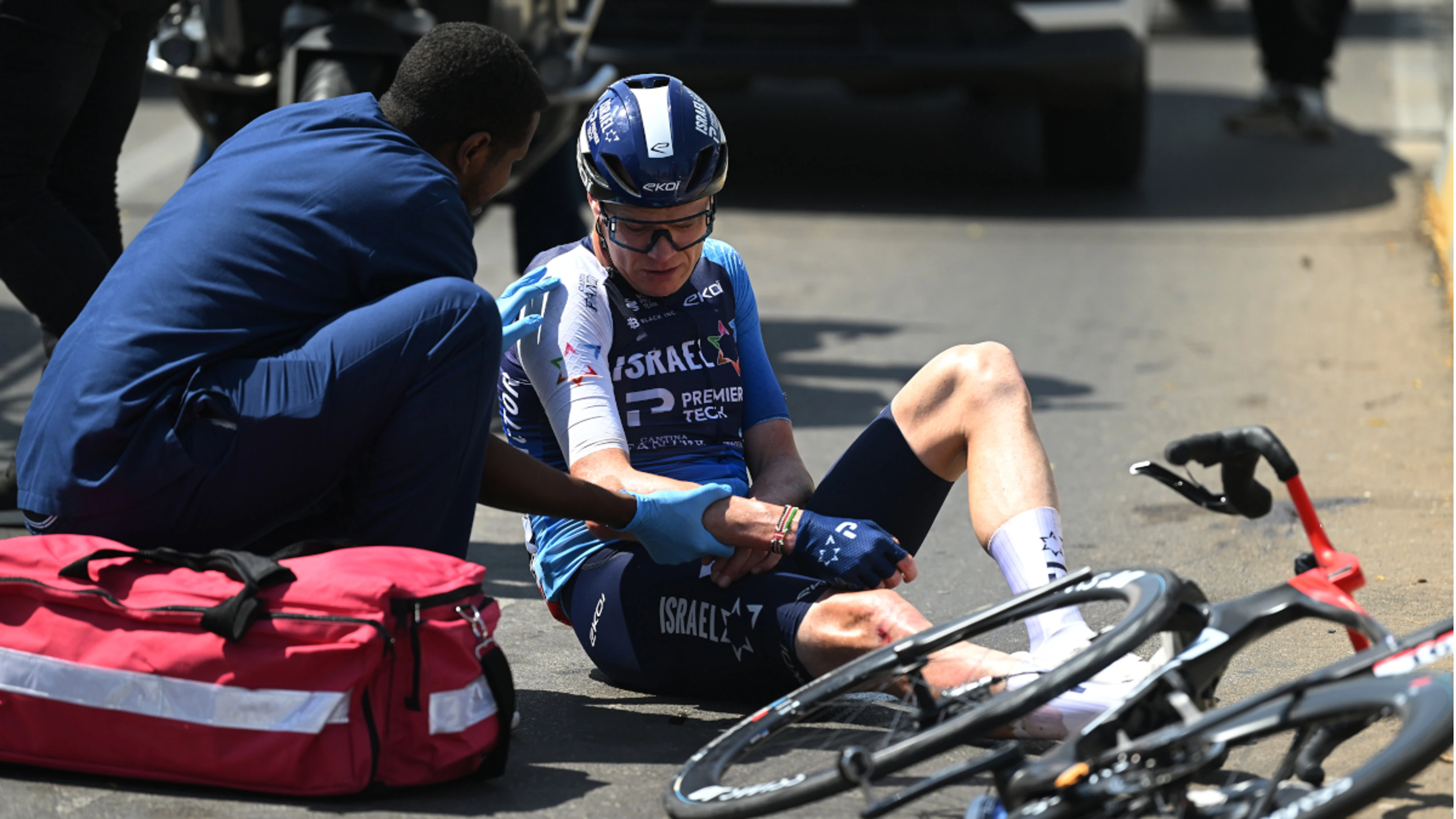 Cycling star Froome breaks collarbone in UAE Tour fall
