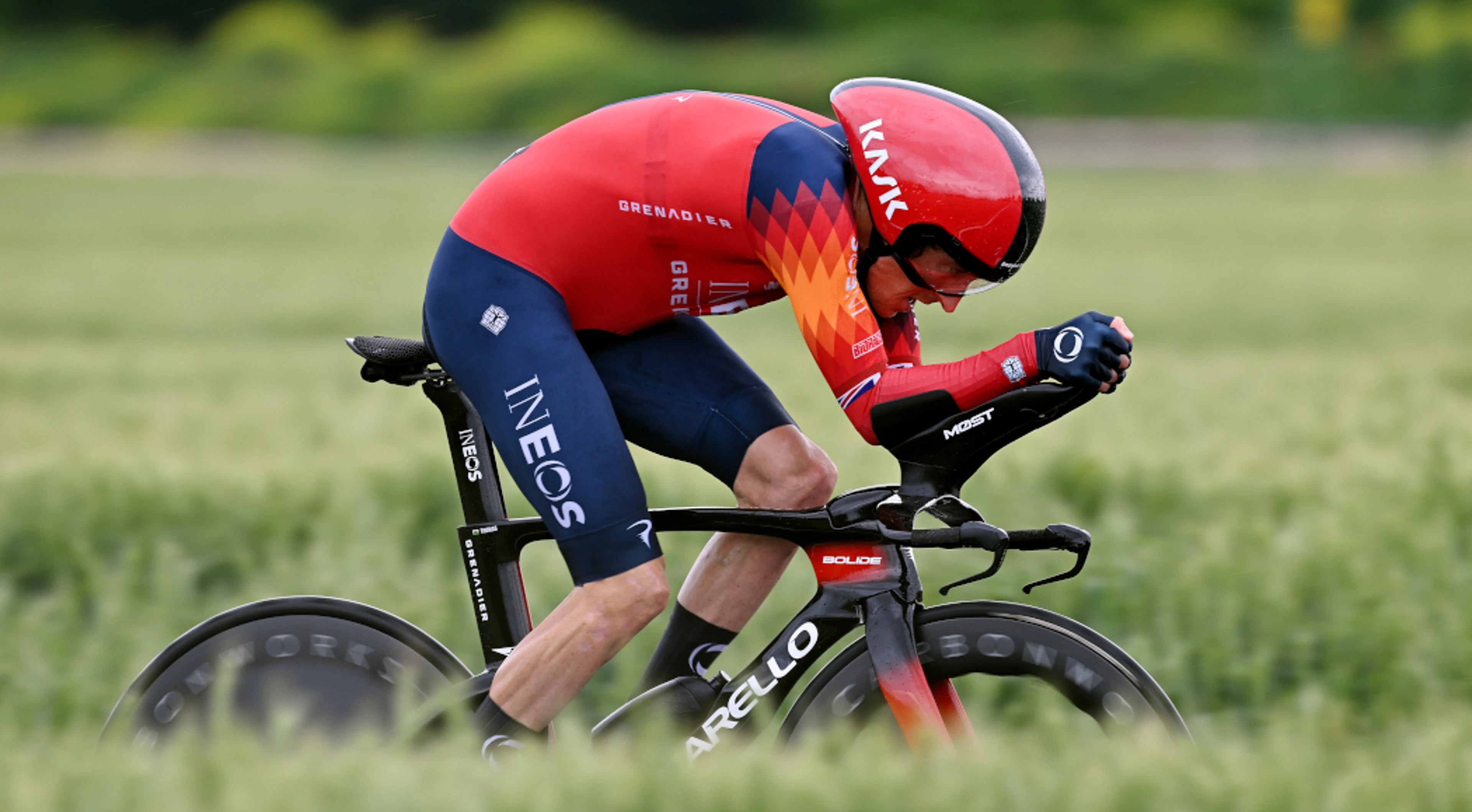 Thomas feels no pressure in wearing leader's pink jersey