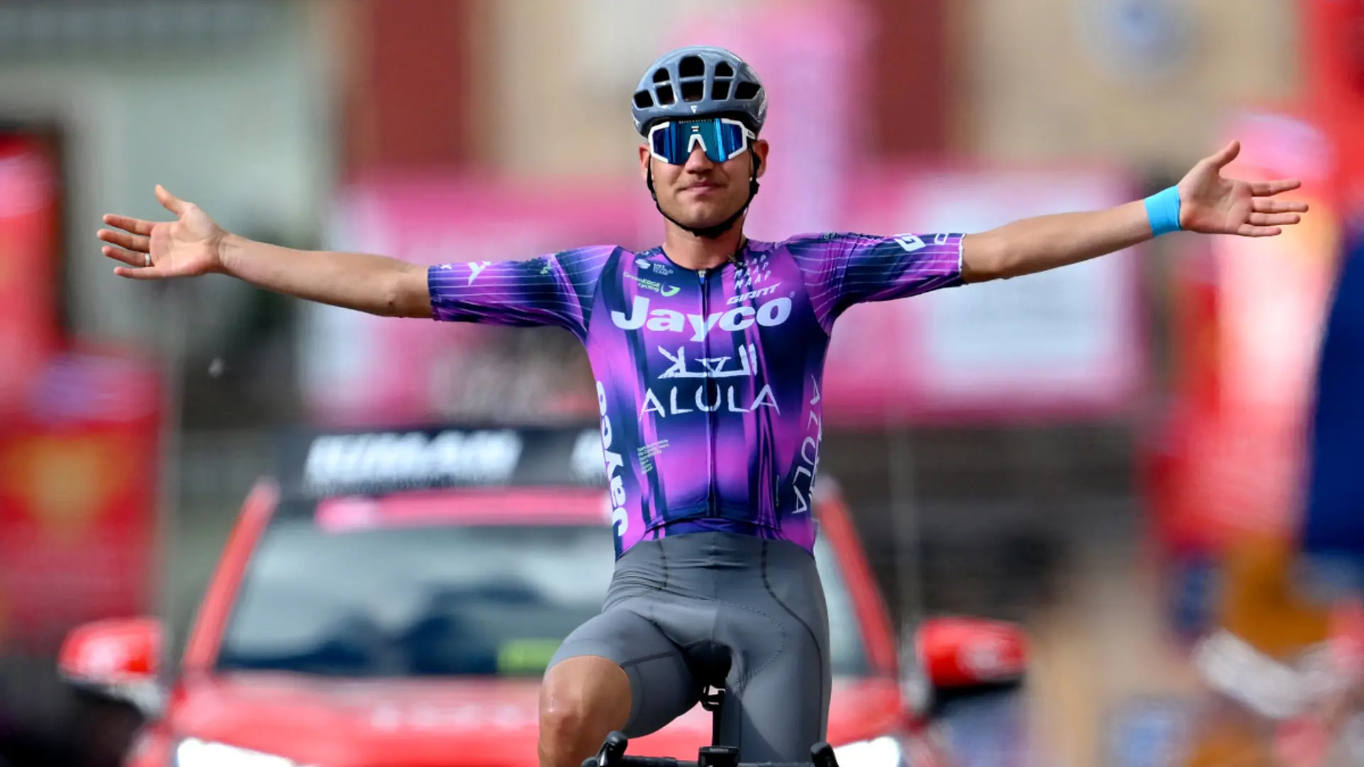 Luke Plapp in great escape as Italy's Ulissi take Giro lead