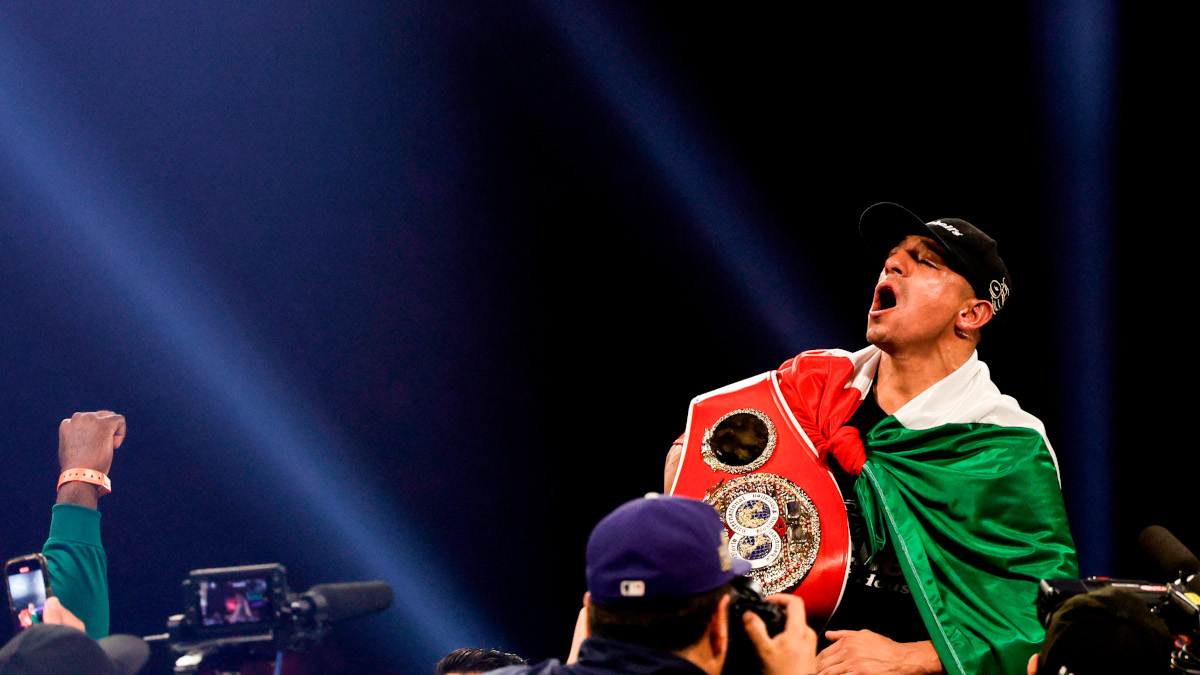 Luis Alberto Lopez retains IBF featherweight title