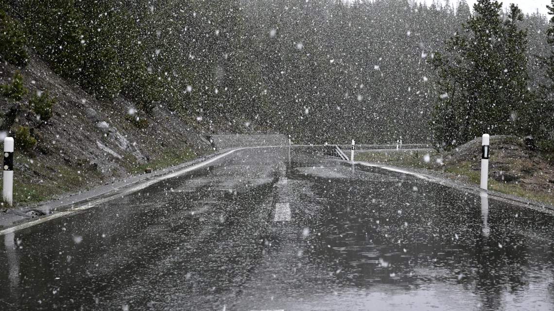 Confusion as Giro stage shortened by snow and freezing rain