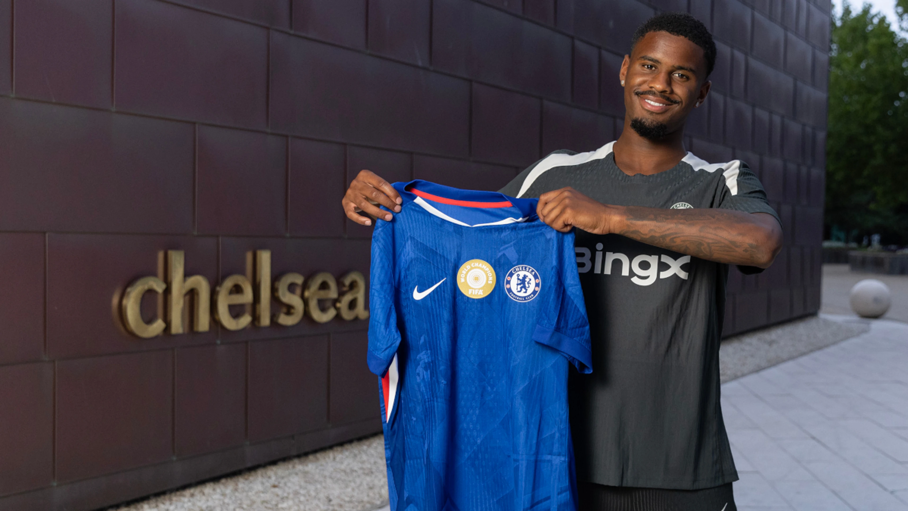 Chelsea sign Dutch defender Hato from Ajax