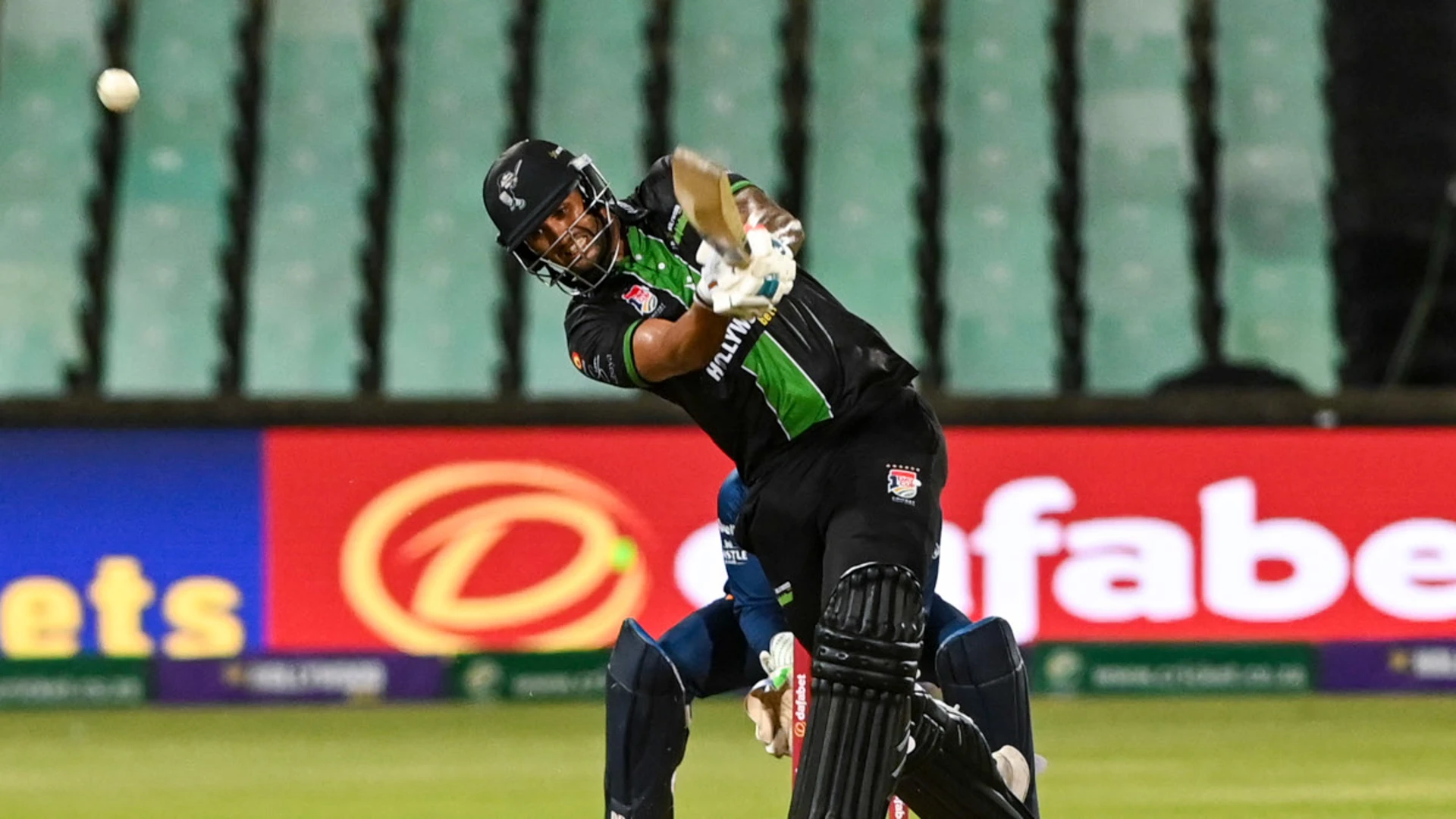 Smith, Viljoen clinch win for Dolphins over Knights