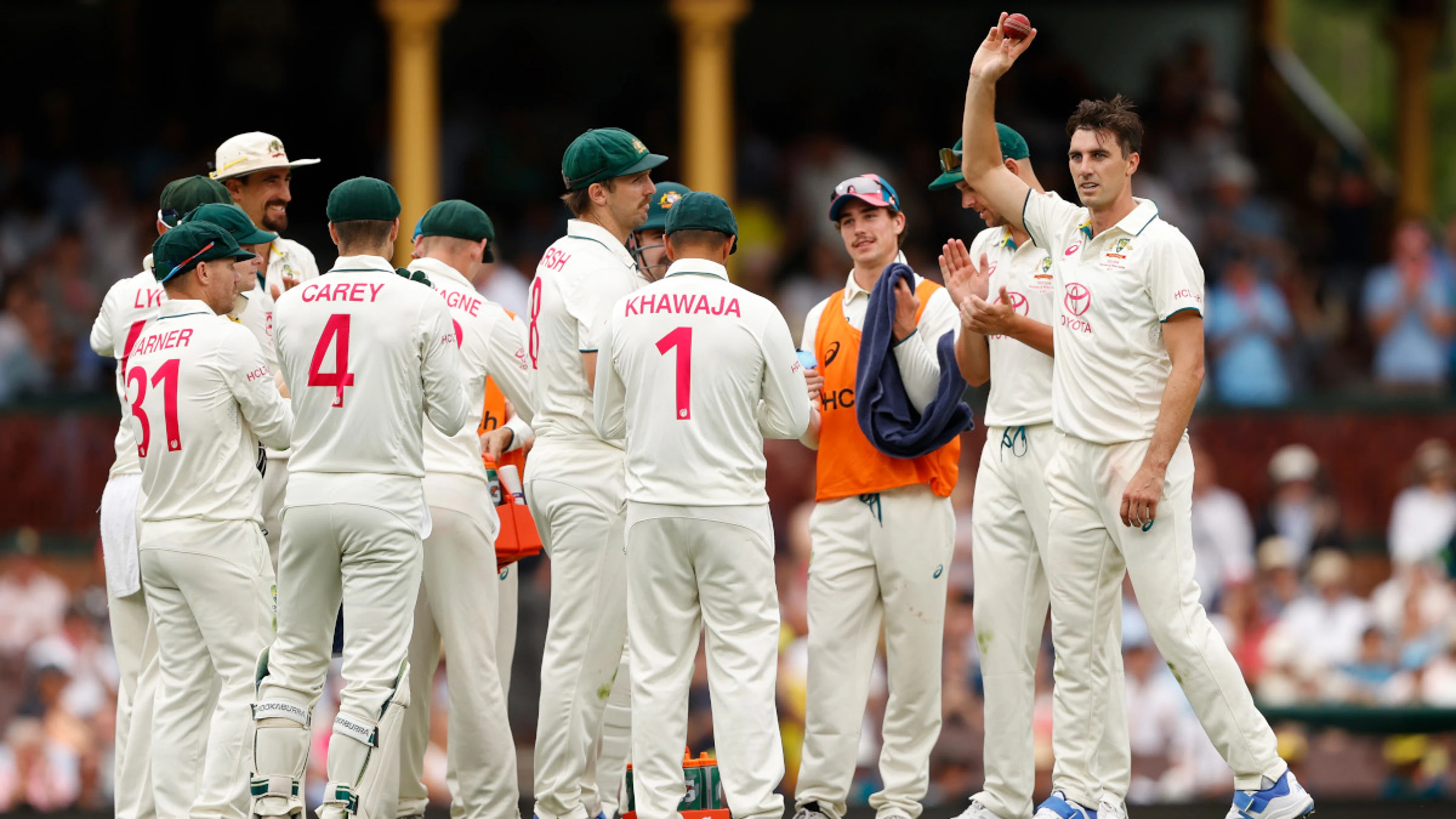 Warner gets brief cameo after Pakistan tail defies Australia