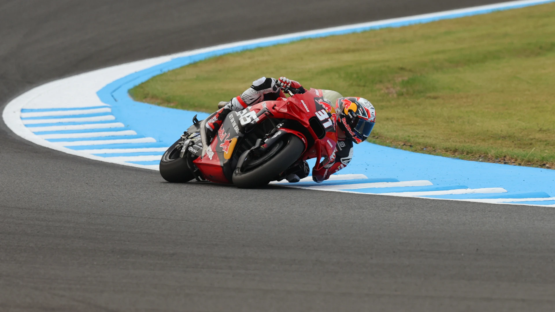 Acosta takes Japan MotoGP pole as Martin crashes out