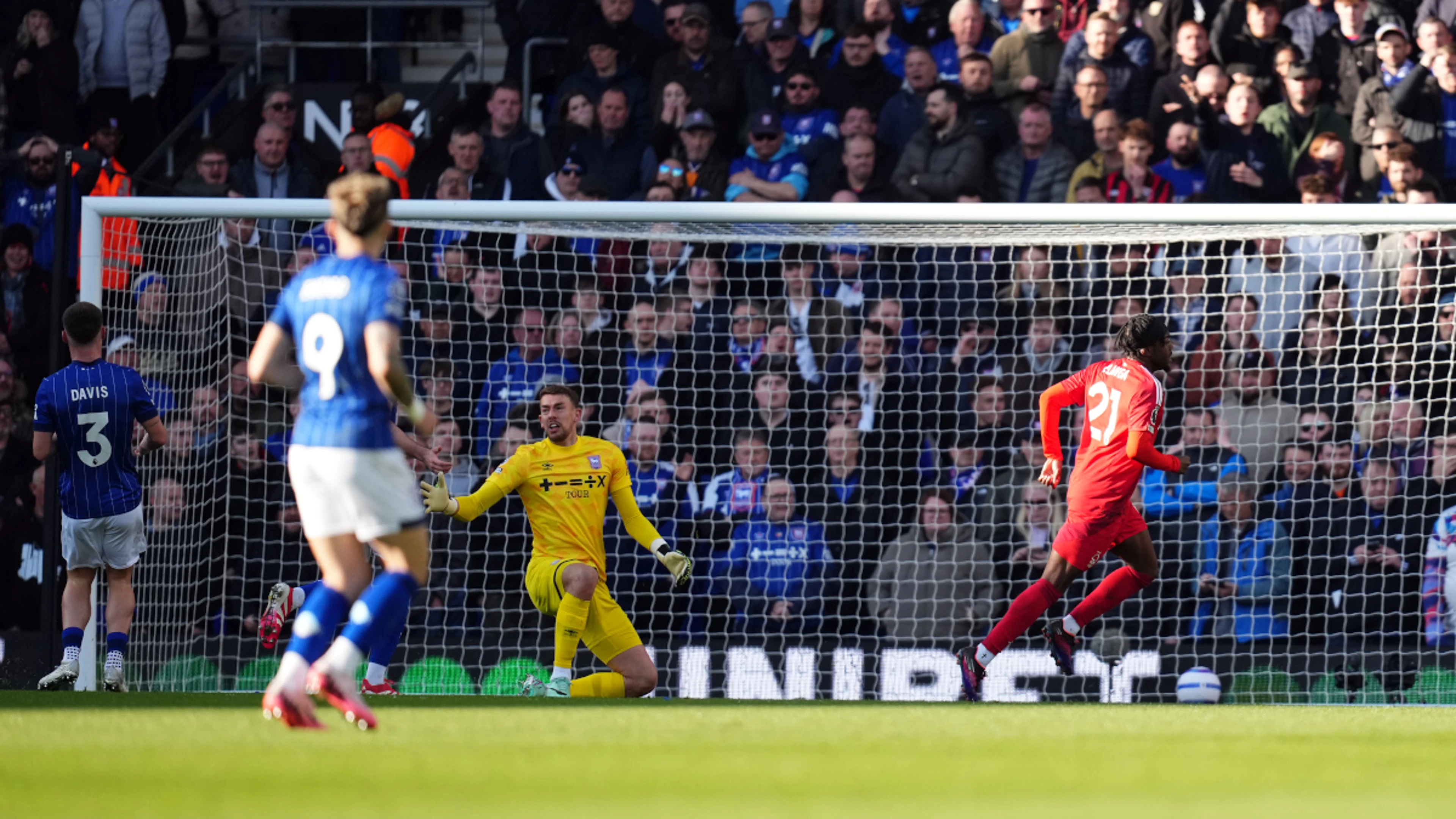 Forest boost top-four hopes with win over struggling Ipswich