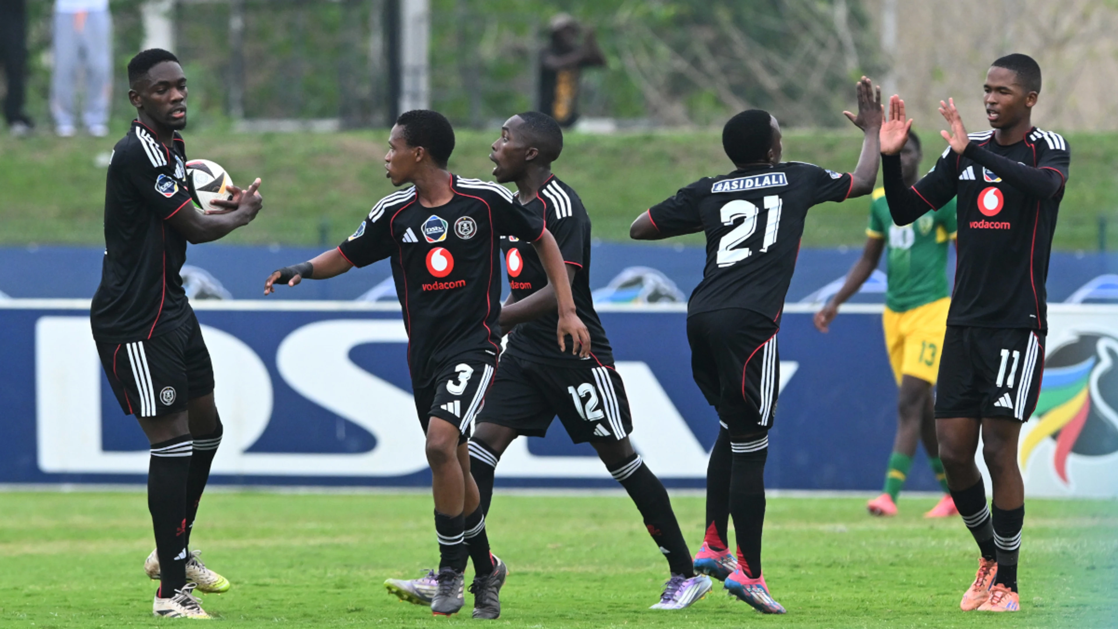 Pirates maintain top spot as Chiefs drop points again