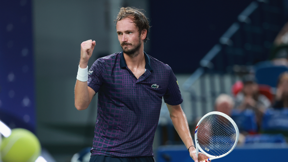 Medvedev eases past Munar into second round of Paris Masters