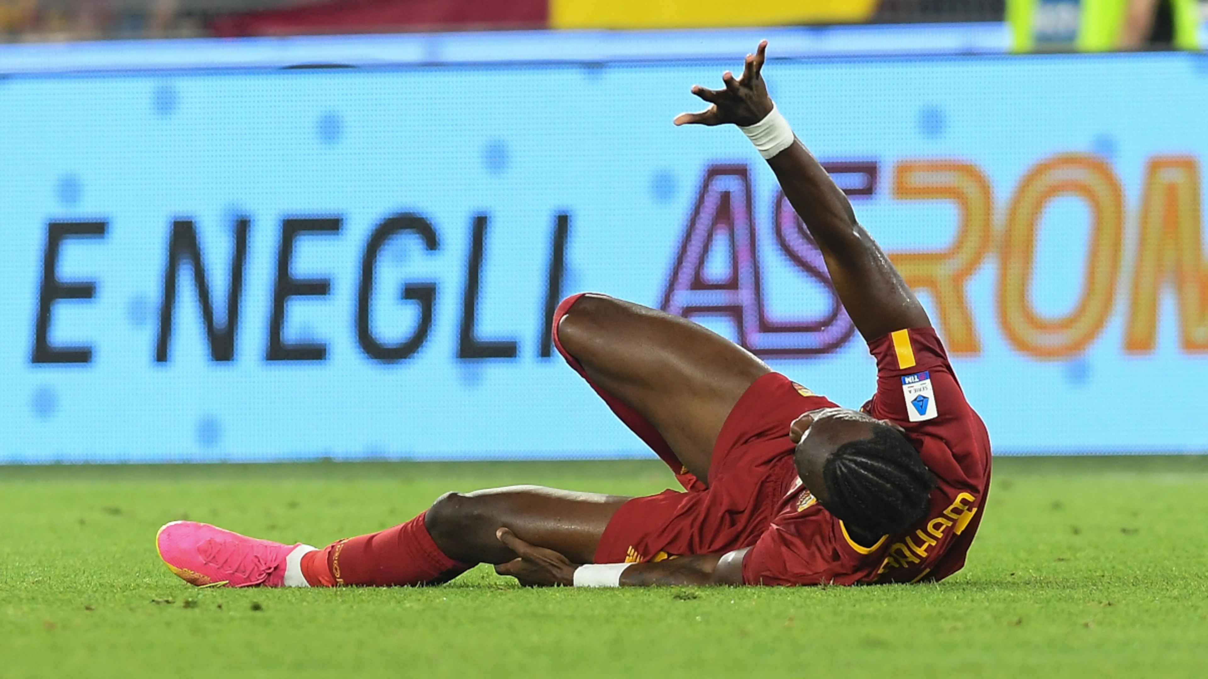Roma's Abraham undergoes knee surgery