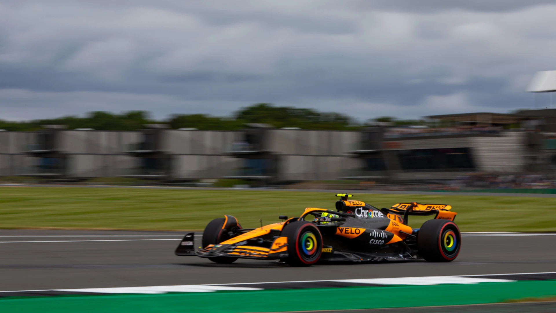 Norris leads mclaren 1-2 as storm clouds loom at Silverstone