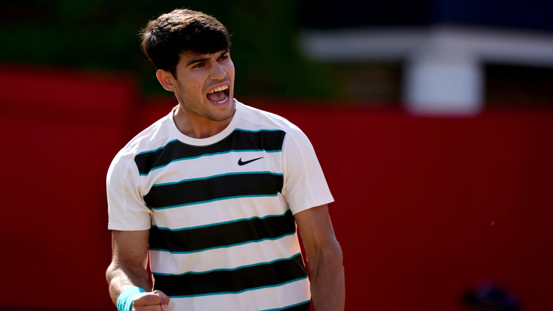 Alcaraz wins testing Queen's opener, Draper cruises