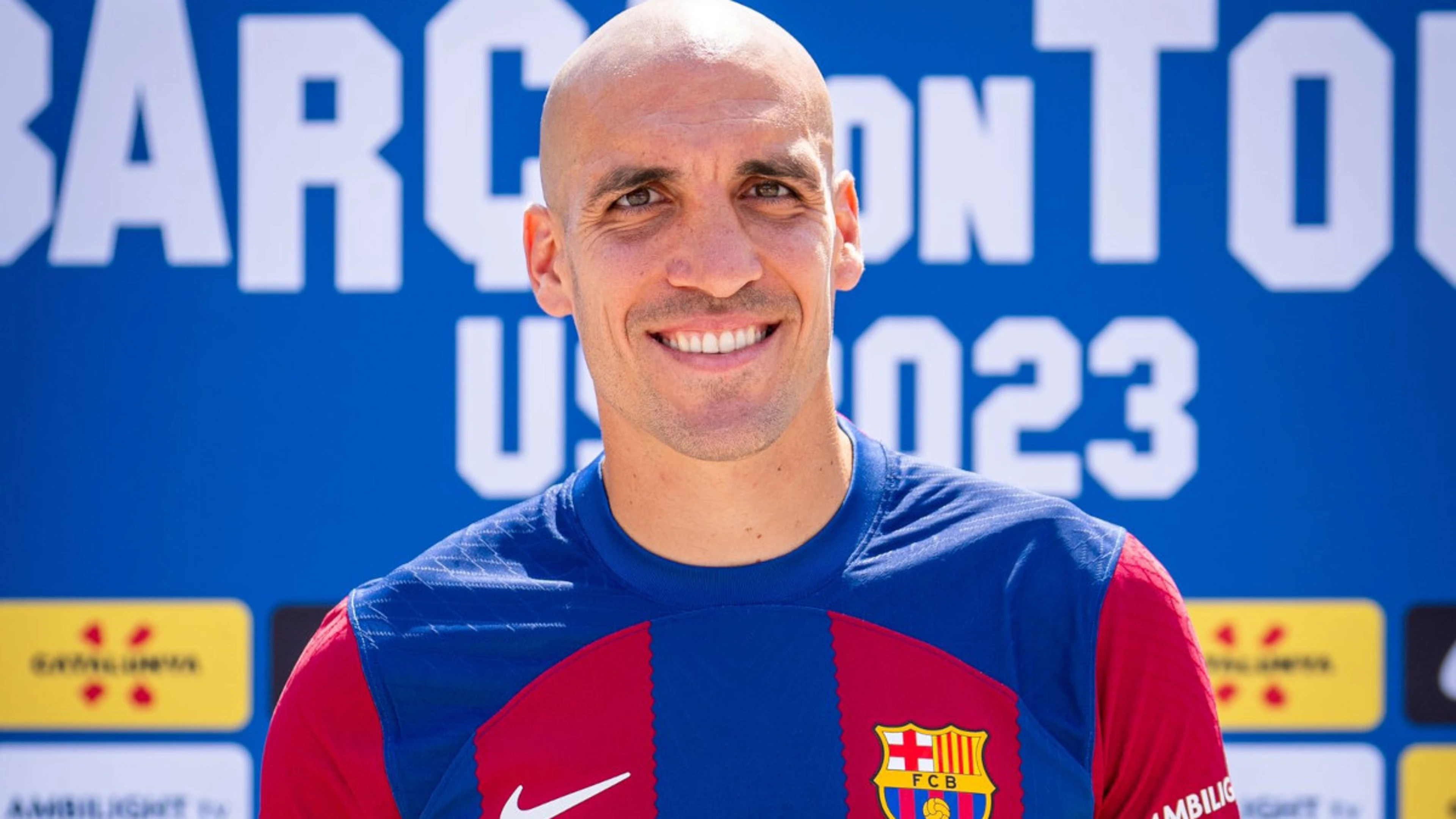 Barcelona introduce newly signed veteran midfielder Romeu