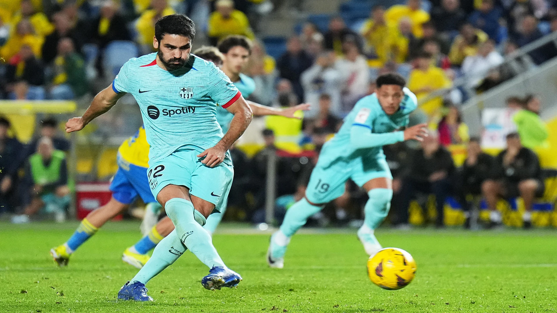 Last-gasp Gundogan penalty earns Barcelona win at Las Palmas