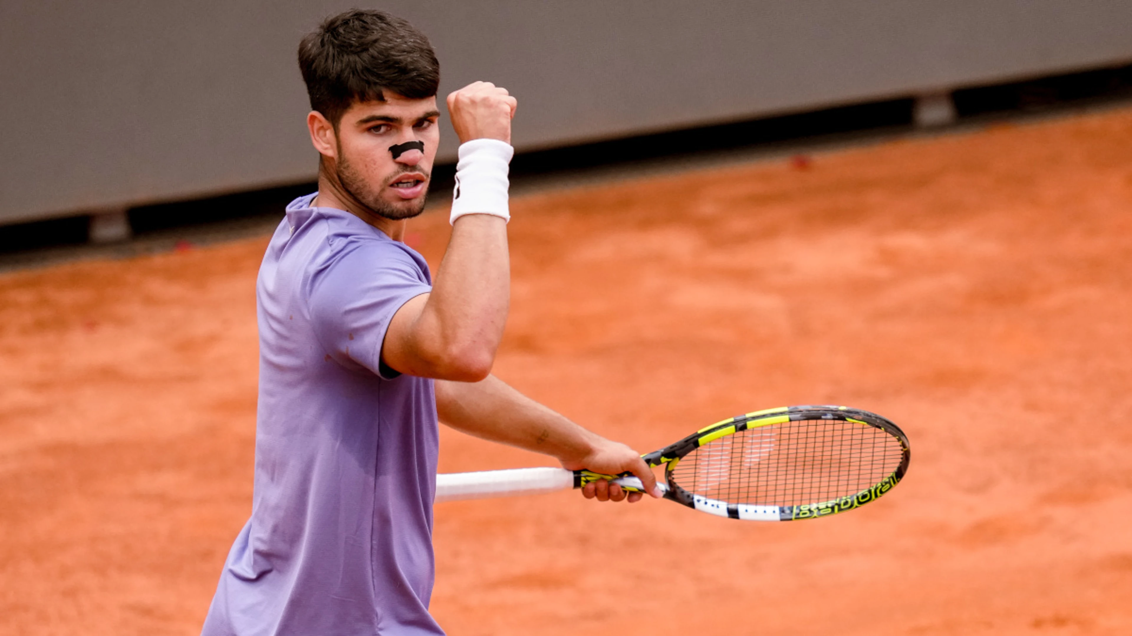 Alcaraz battles into Italian Open quarterfinals