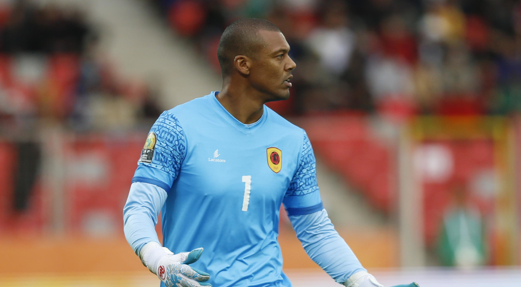 Fan assaults goalkeeper during African Champions league game