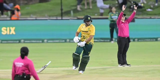 Debutant Reyneke gives South Africa Women thrilling last-ball win