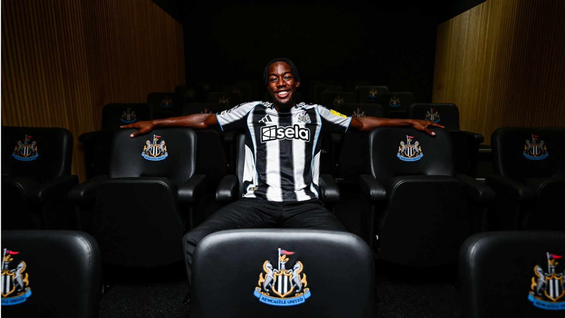 Forest winger Elanga signs for Newcastle