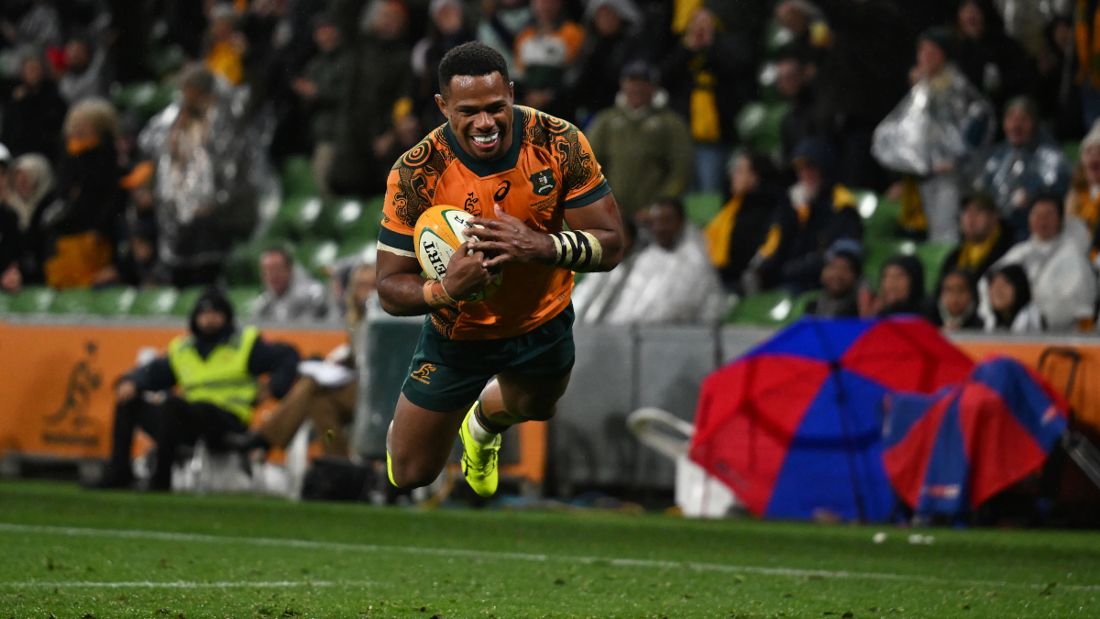 Australia edge Wales to win second test