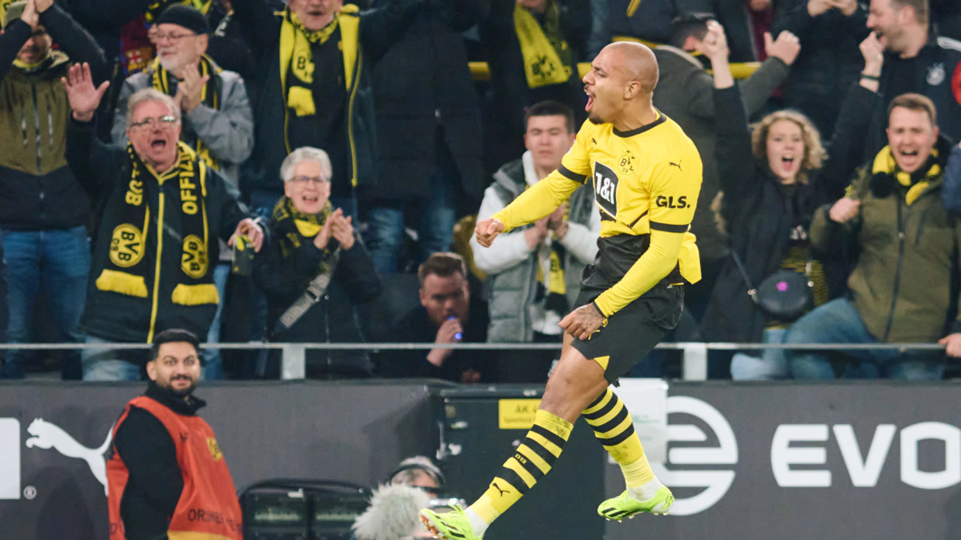 Malen double fires Dortmund past Freiburg