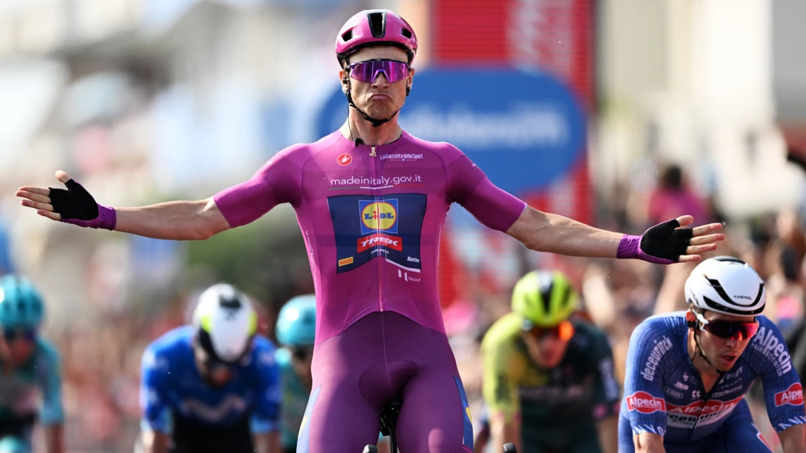 Milan sprints to win Giro stage 13 for victory number three