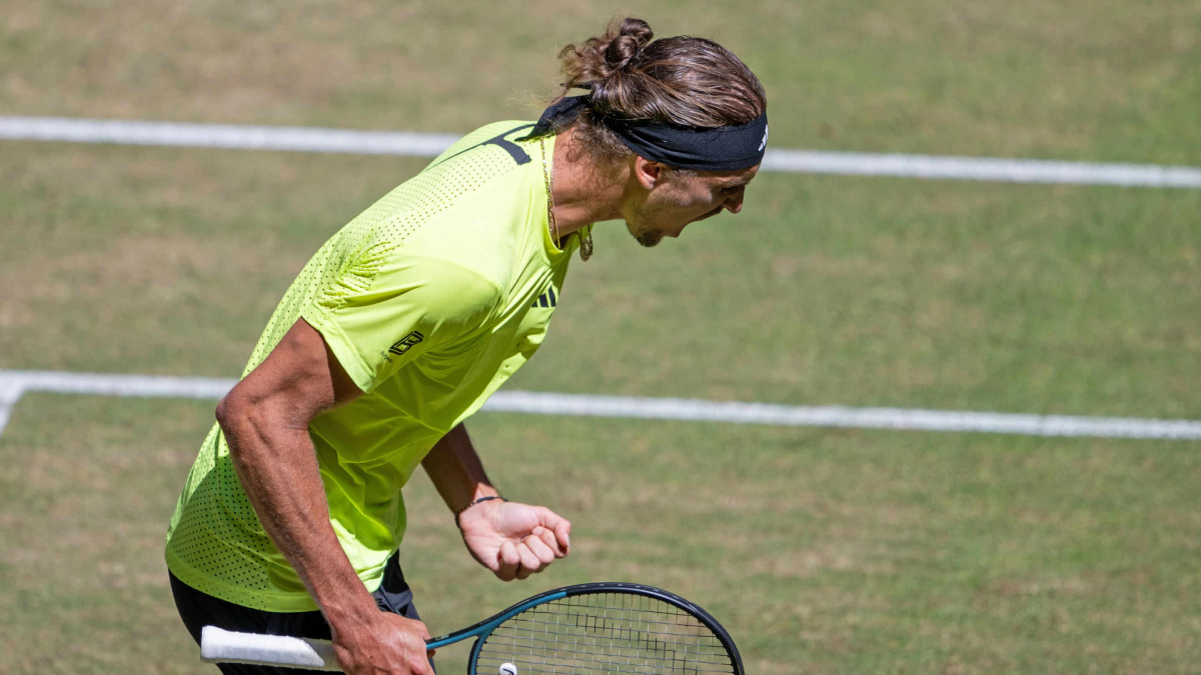 Zverev overcomes stomach bug to set up Halle semifinal with Medvedev