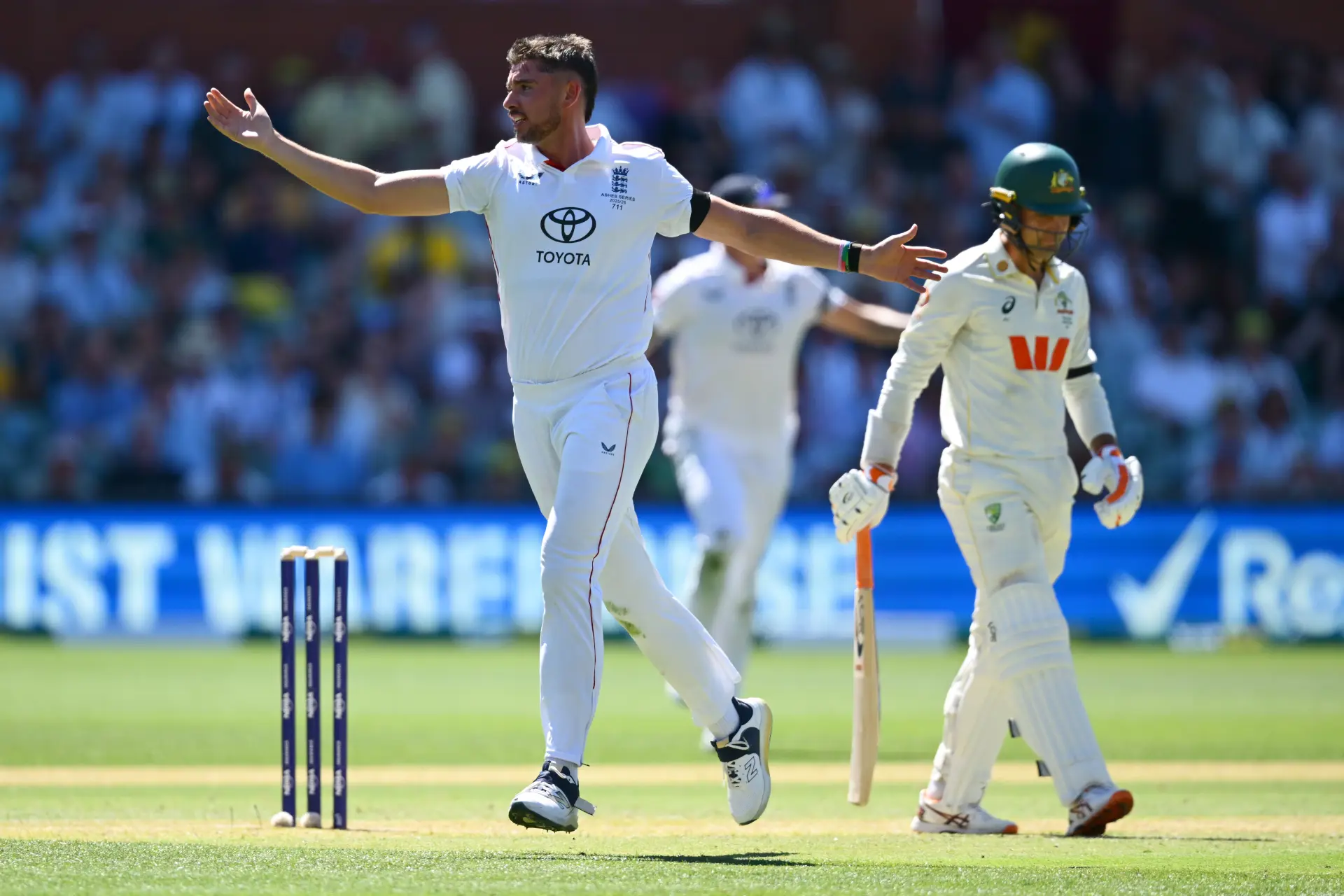 England unhappy with review technology after Carey reprieved in Adelaide test