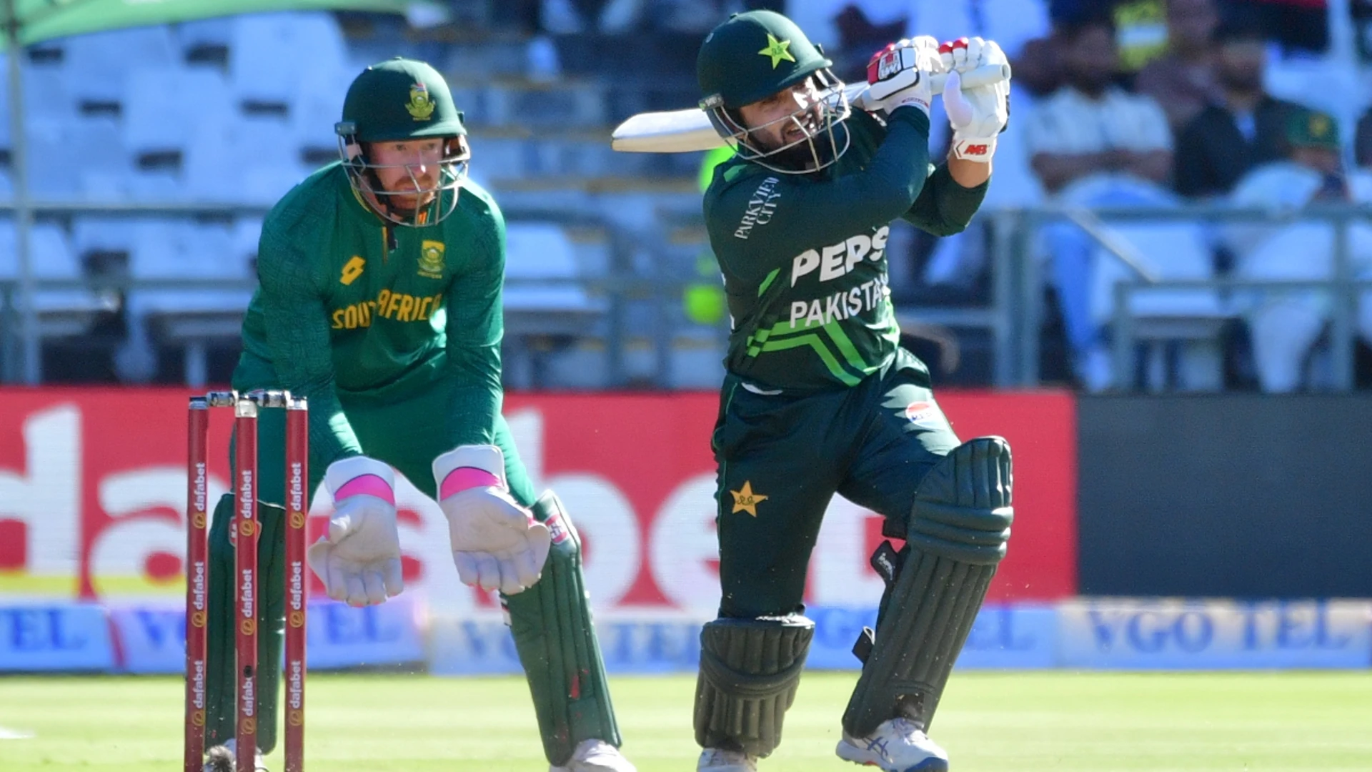 Ghulam inspires Pakistan to 329 in second ODI against Proteas