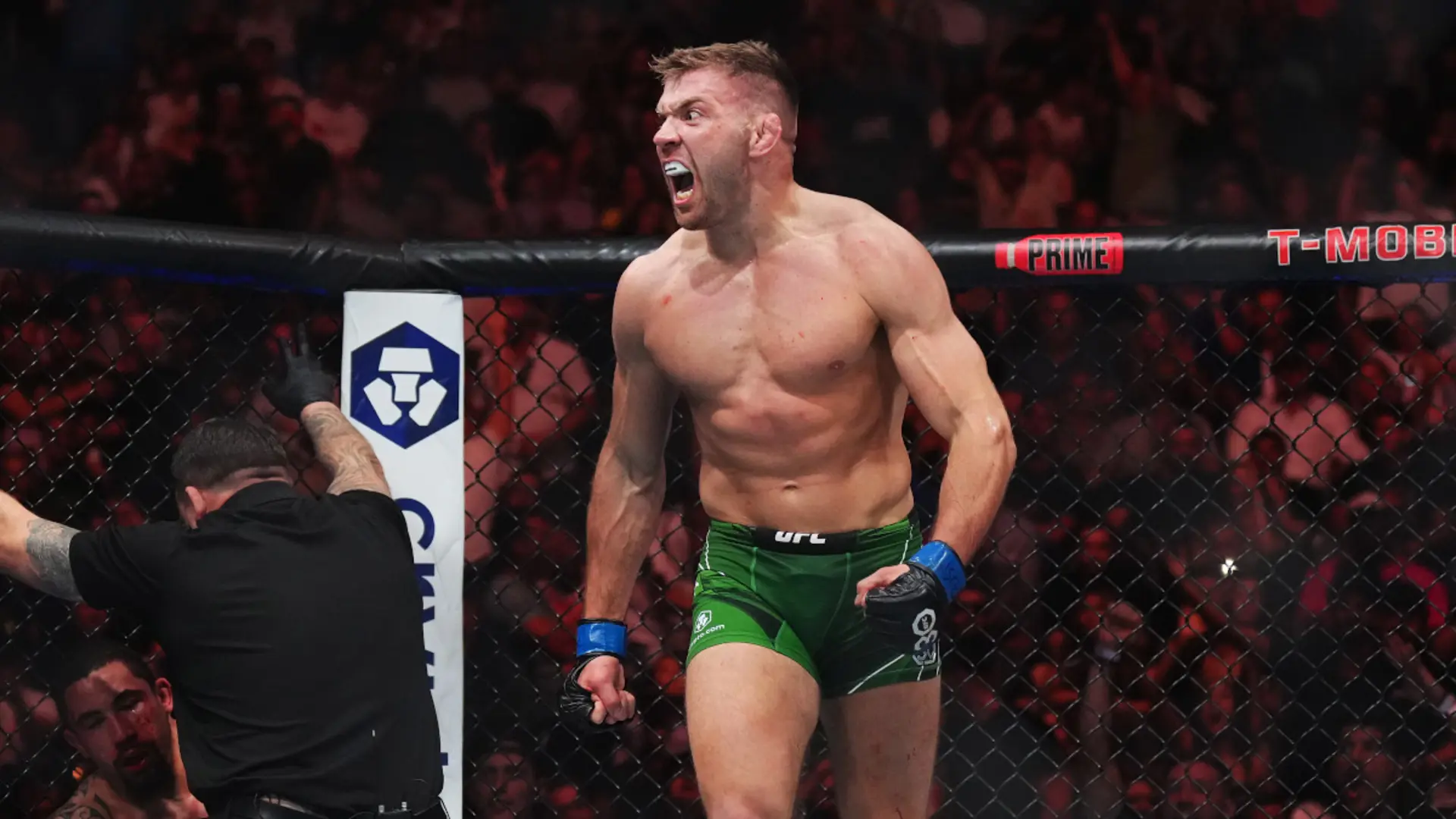 Dricus Du Plessis to defend title vs. Khamzat Chimaev at UFC 319