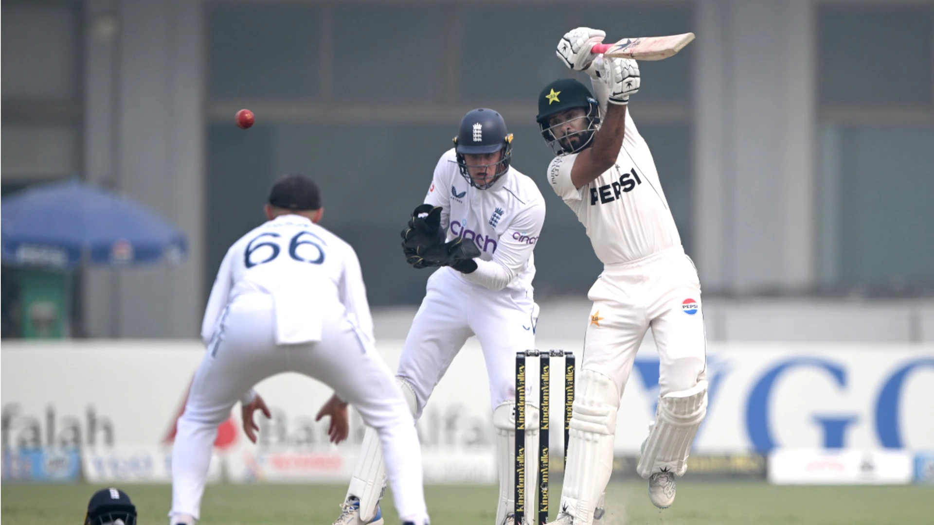 DAY 2: Pakistan tail frustrates England at lunch