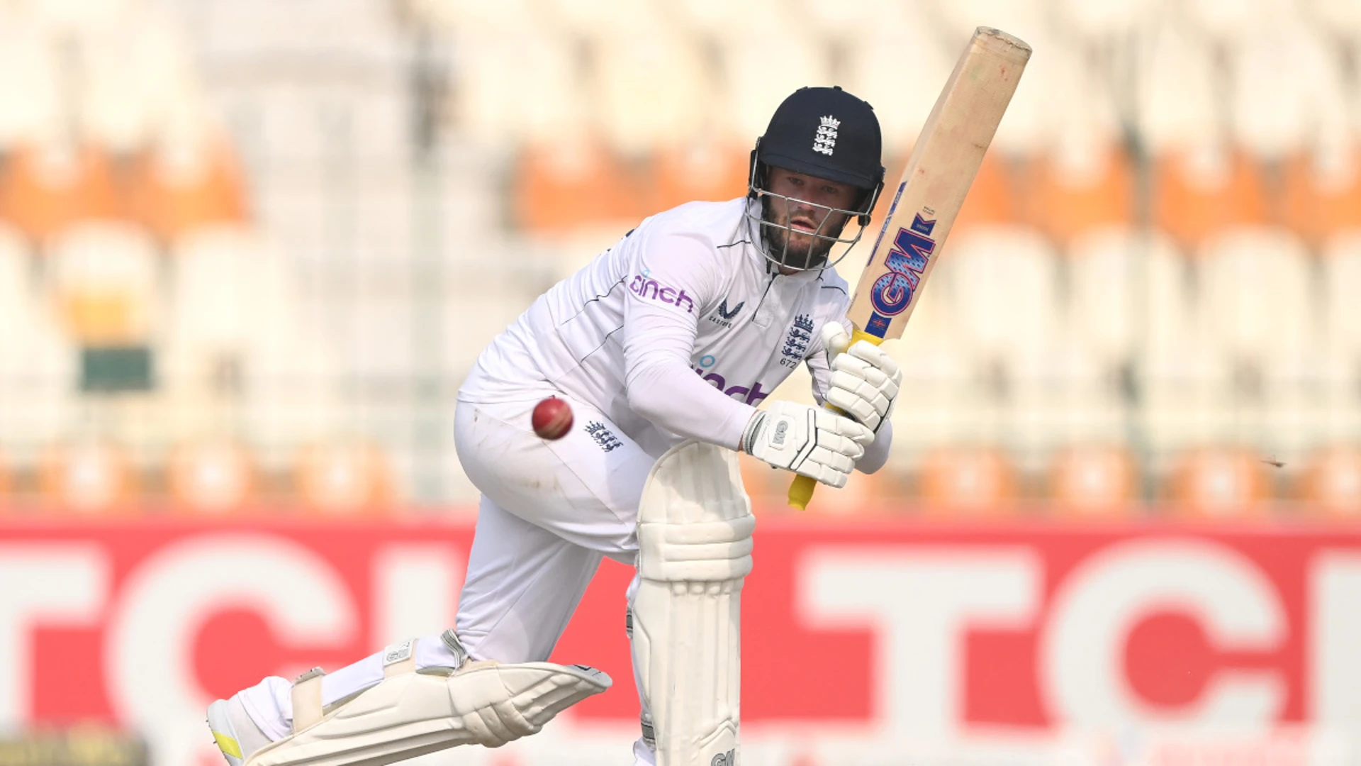 Duckett half-century as England make brisk reply to Pakistan's 366