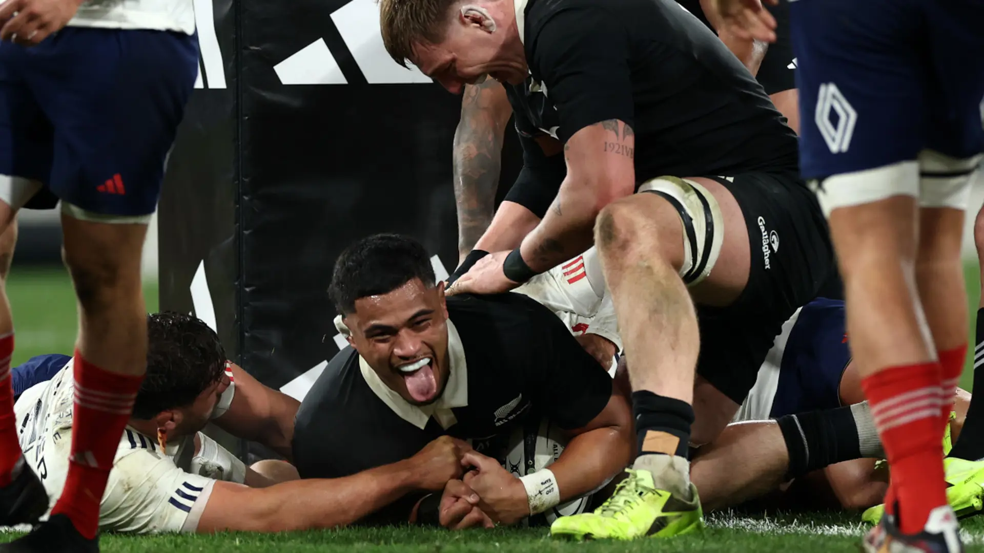 New Zealand struggle past under-strength France