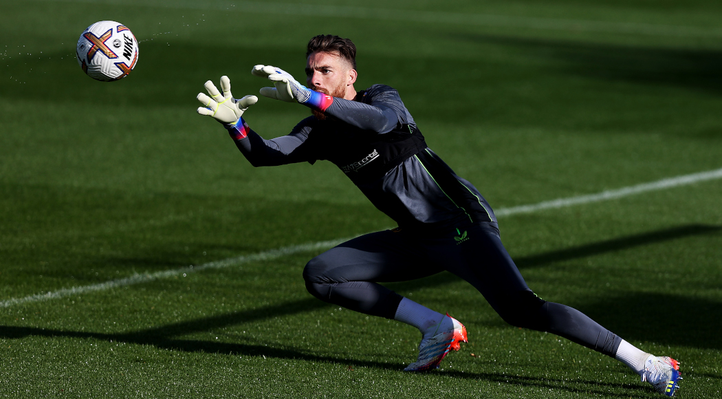 Wolves goalkeeper Sa playing with broken wrist