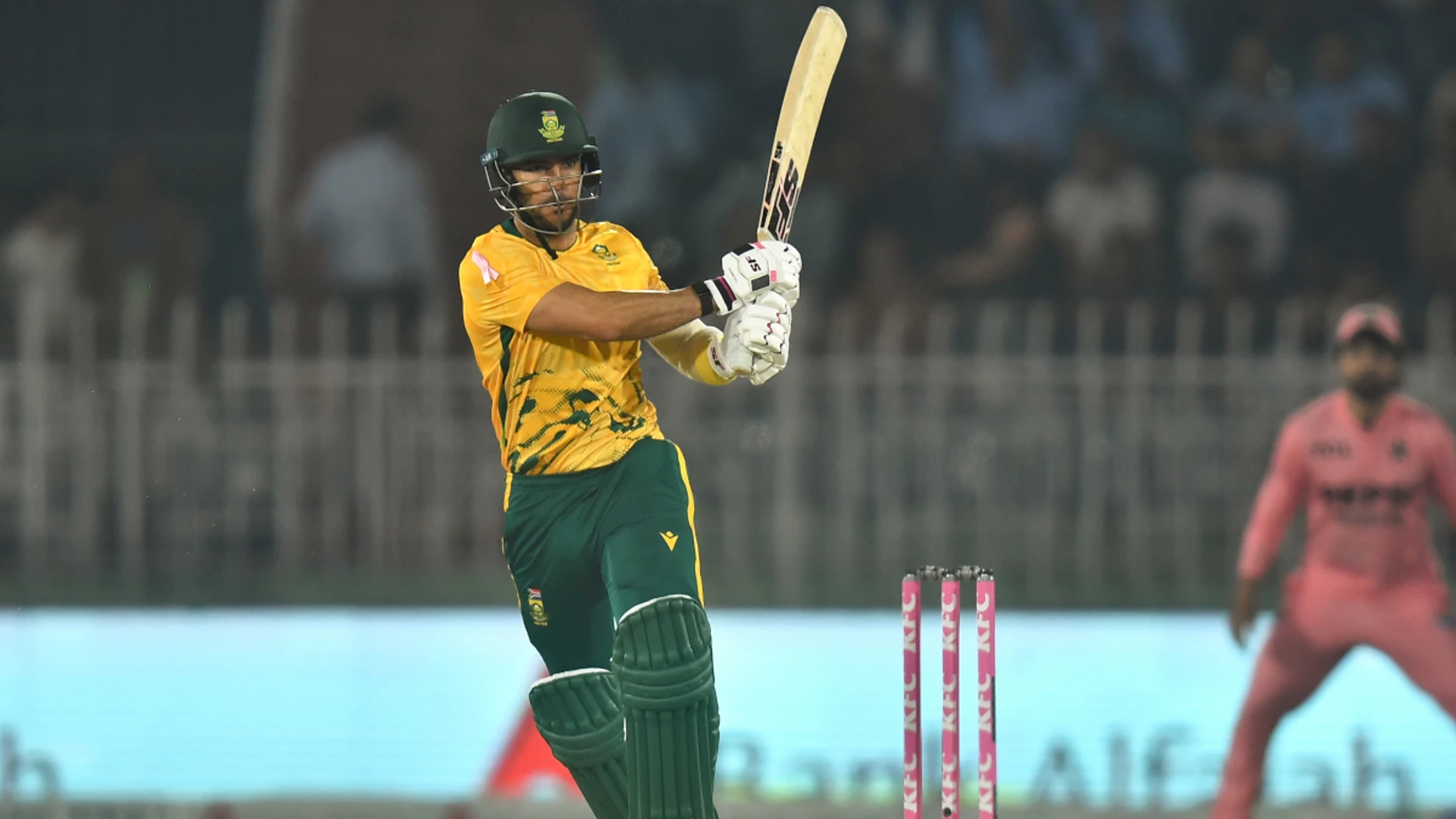 Reeza half century, Linde fireworks help Proteas set Pakistan 195 to win first T20I