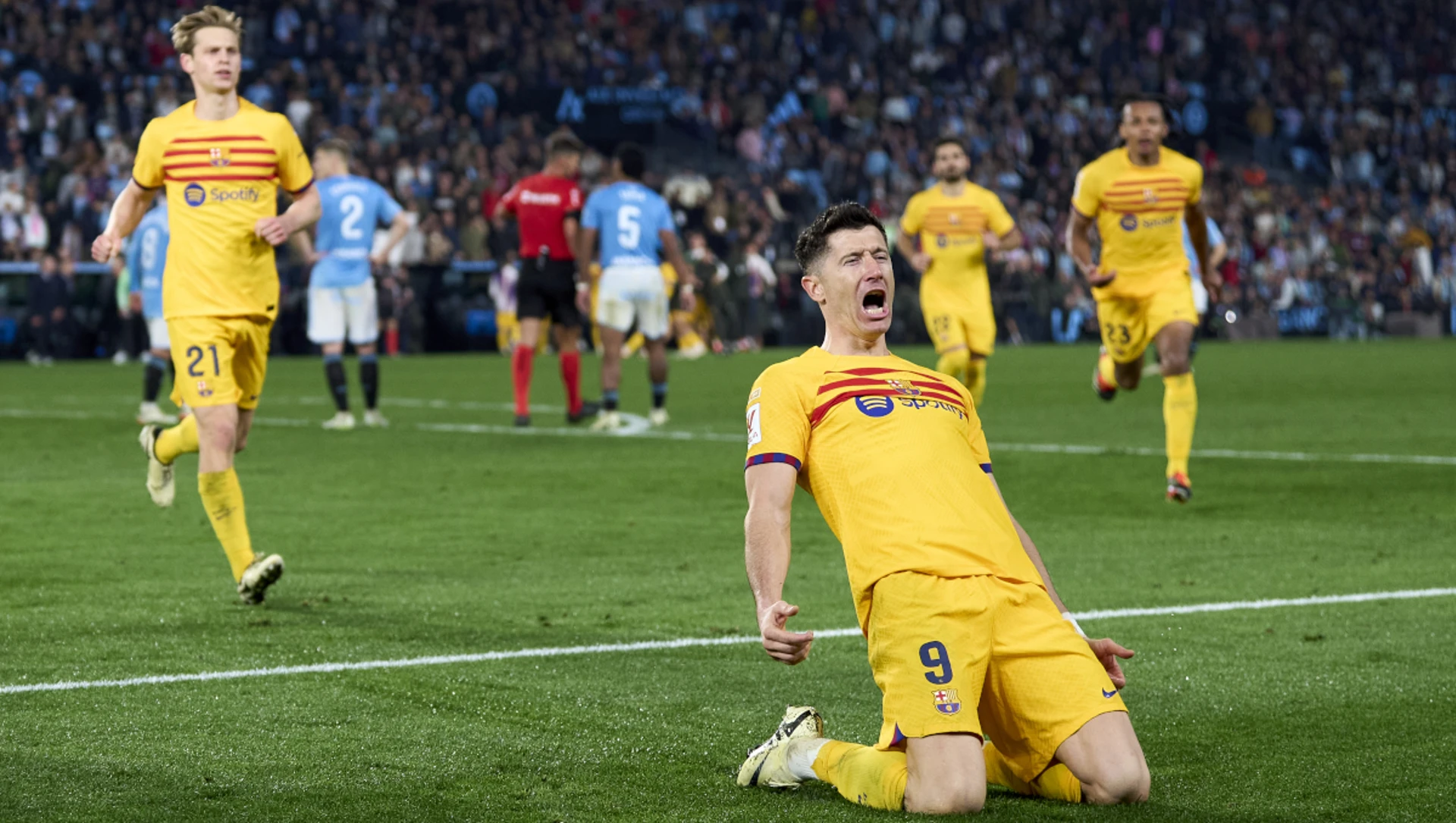 Lewandowski snatches Barca win at Celta, Atletico run riot