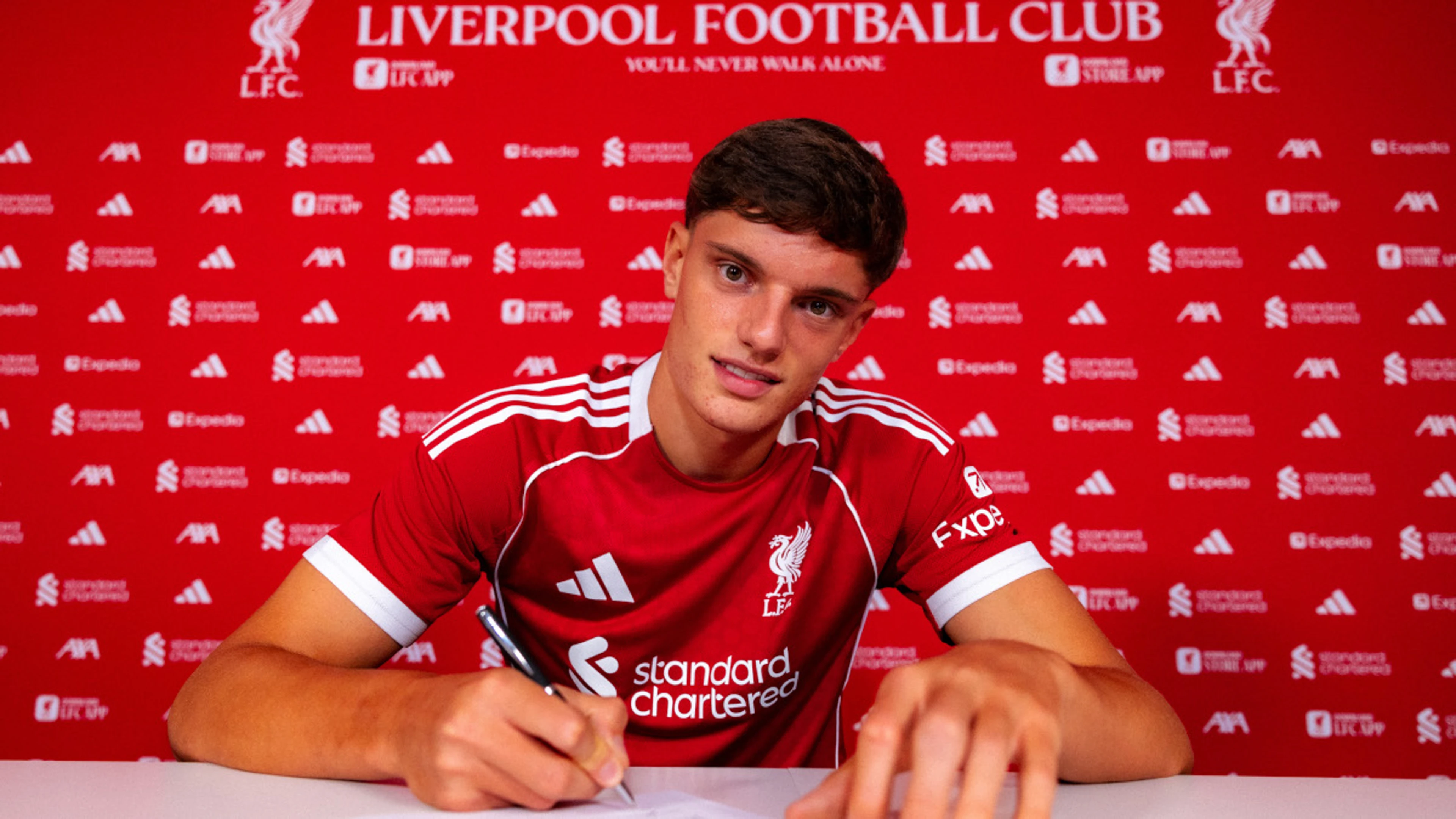 Liverpool sign Italian defender Leoni from Parma