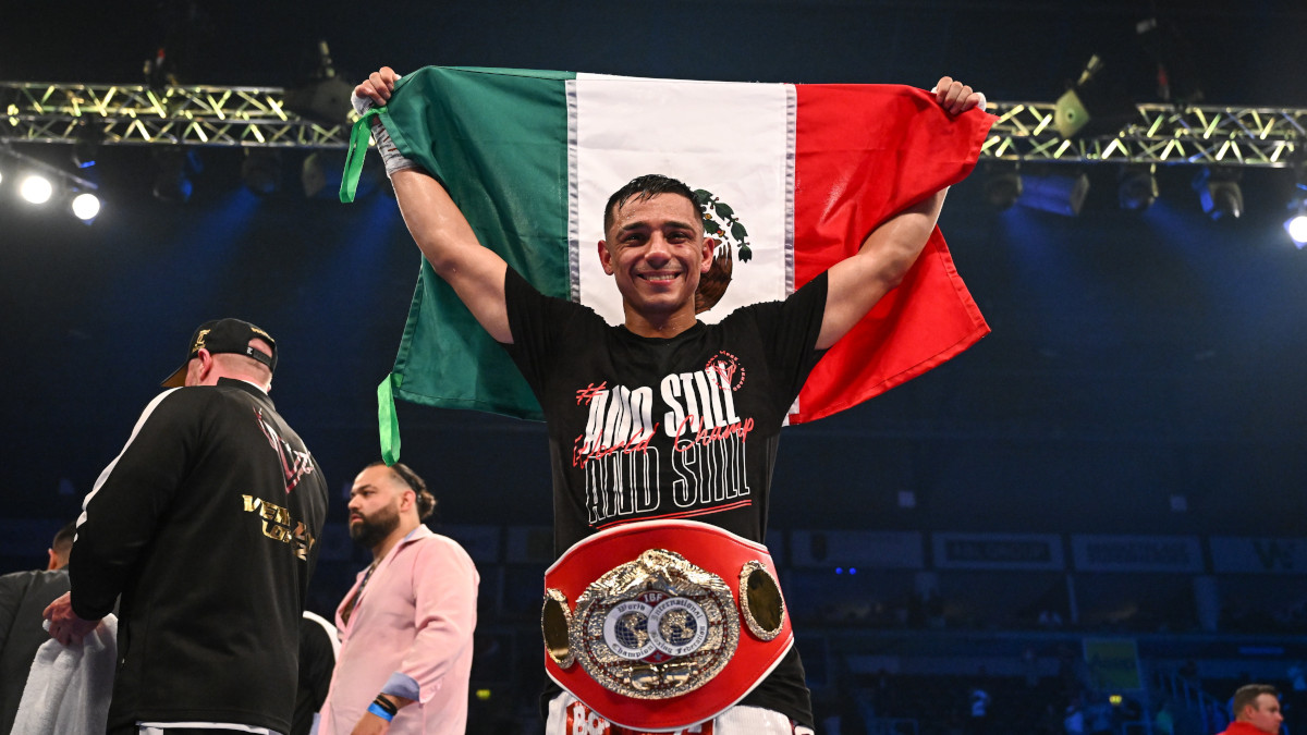 Lopez retains IBF featherweight title