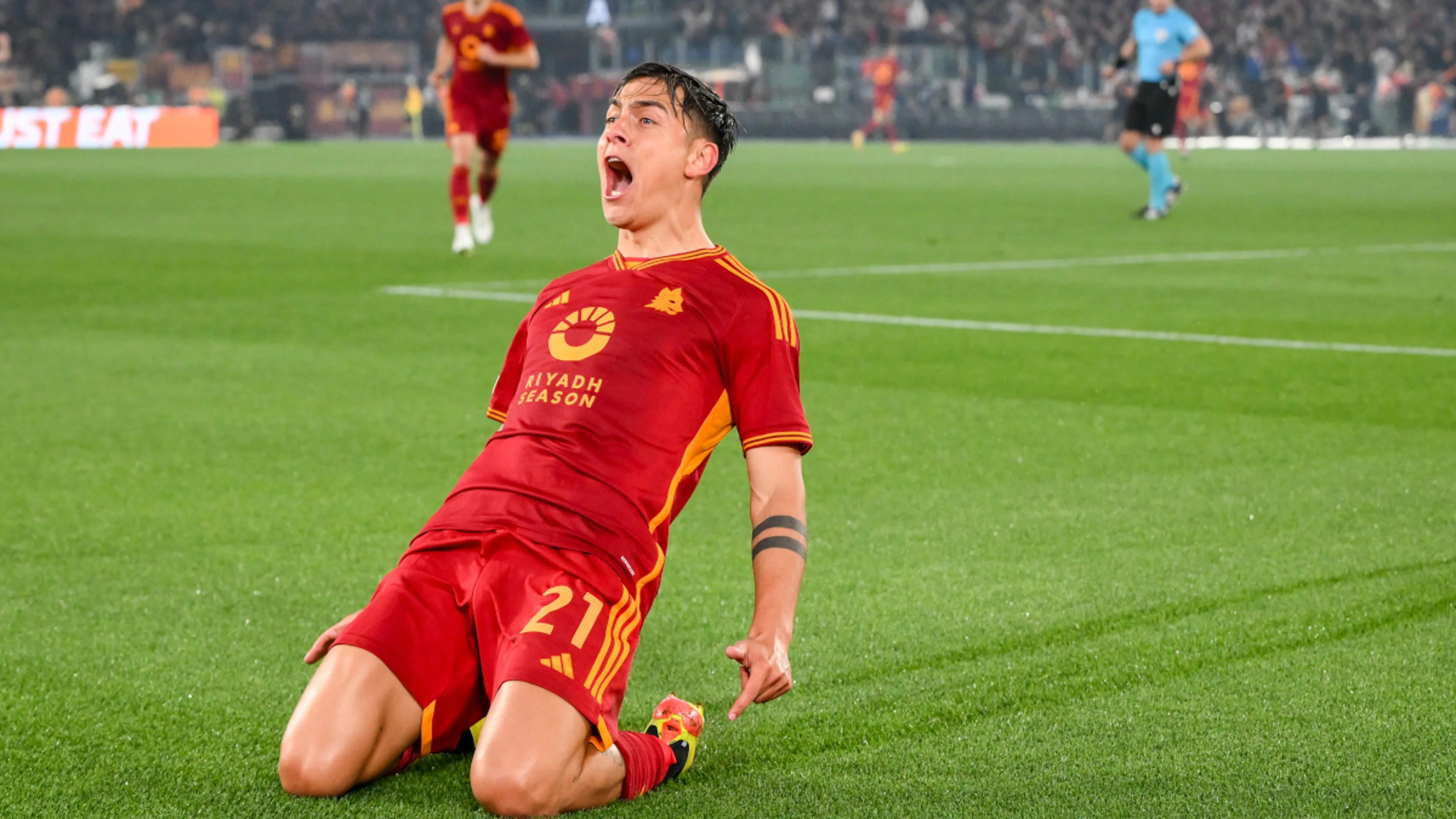 Ten-man Roma beat Milan to set up Europa League semi with Leverkusen