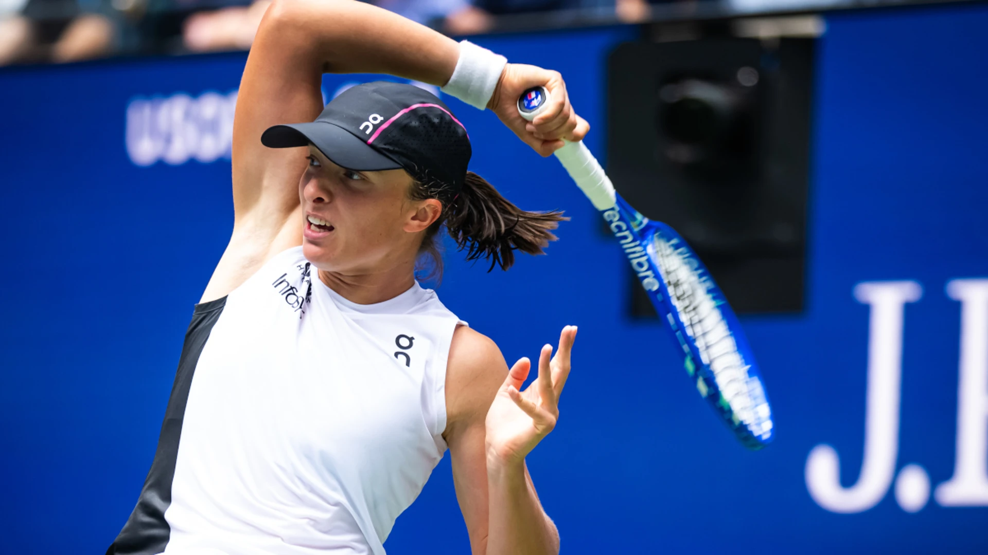 Swiatek labours into US Open third round