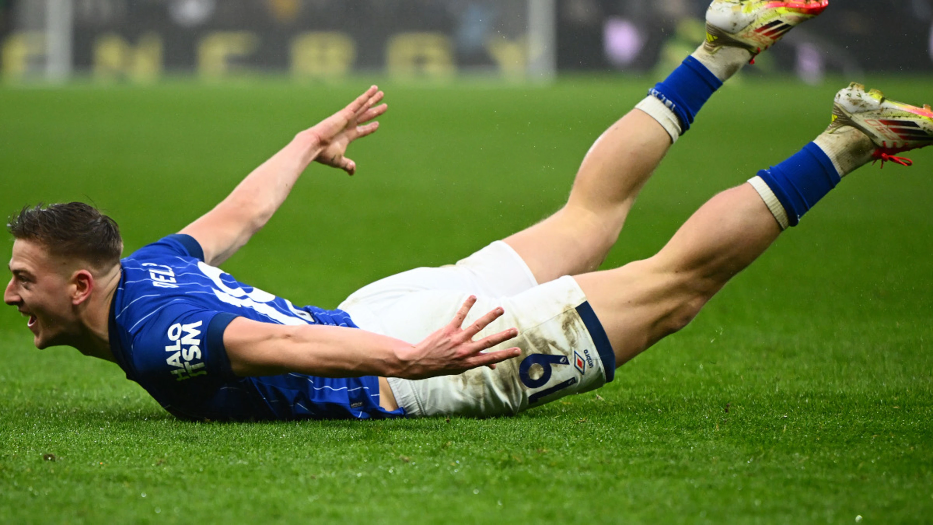 Ten-man Ipswich hang on for draw with Aston Villa