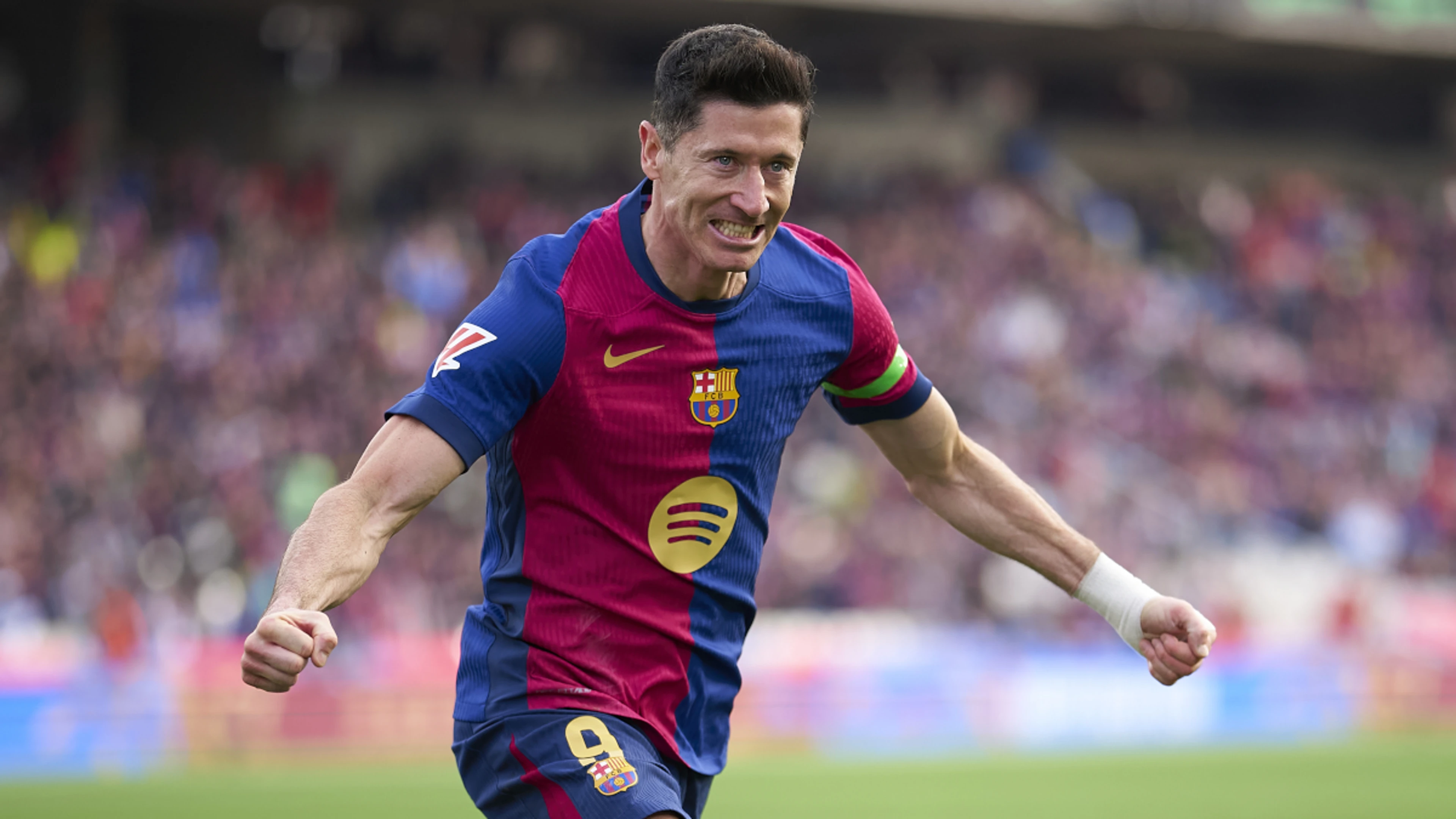 Lewandowski earns Barca win over Alaves to preserve title hopes