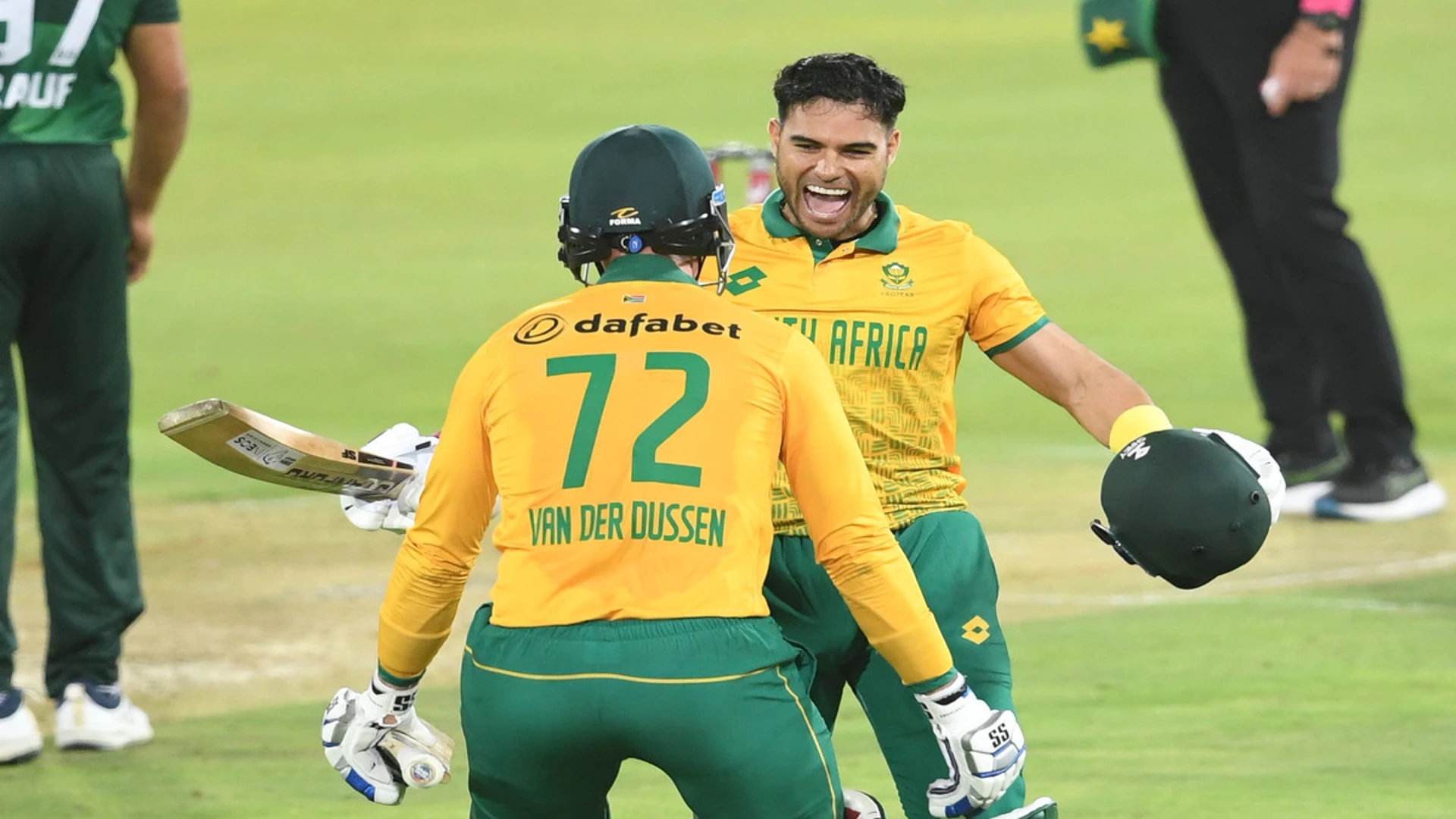 Ripping Reeza trumps Ayub with century as Proteas clinch series