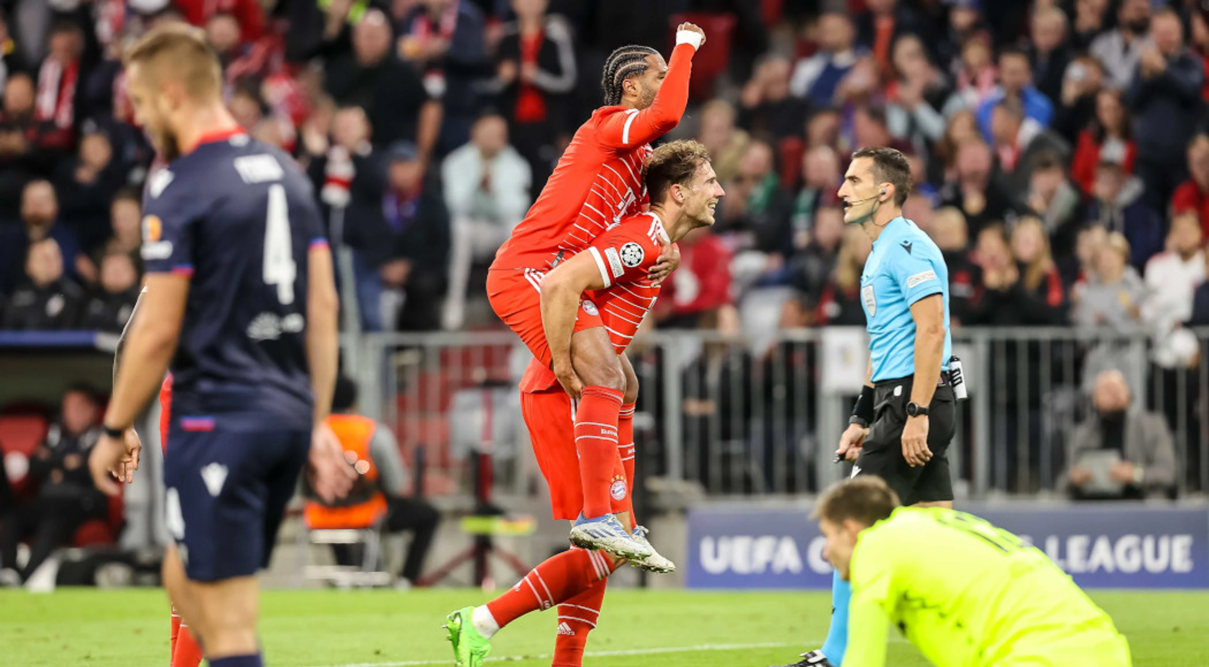 Bayern stroll past Viktoria Plzen for new record
