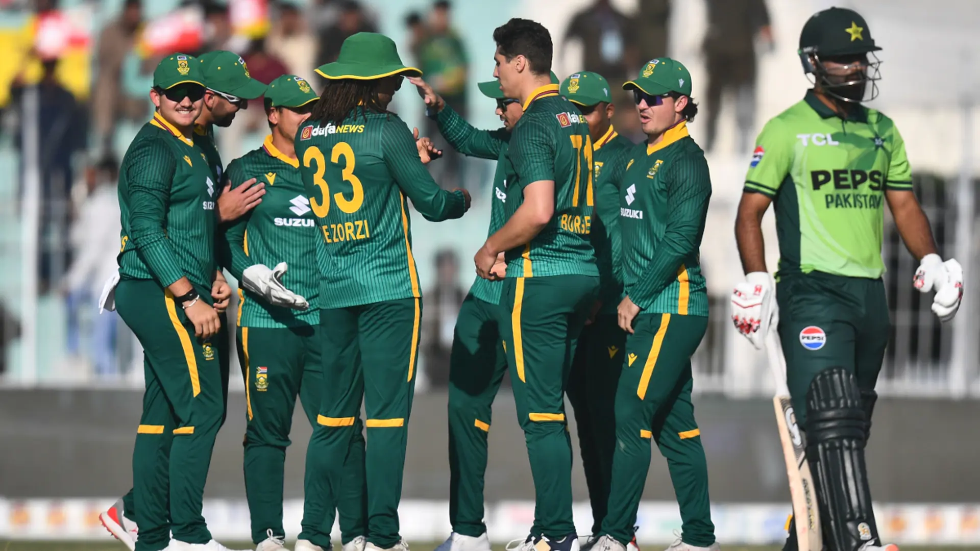 Burger’s firepower jolts Pakistan before late recovery