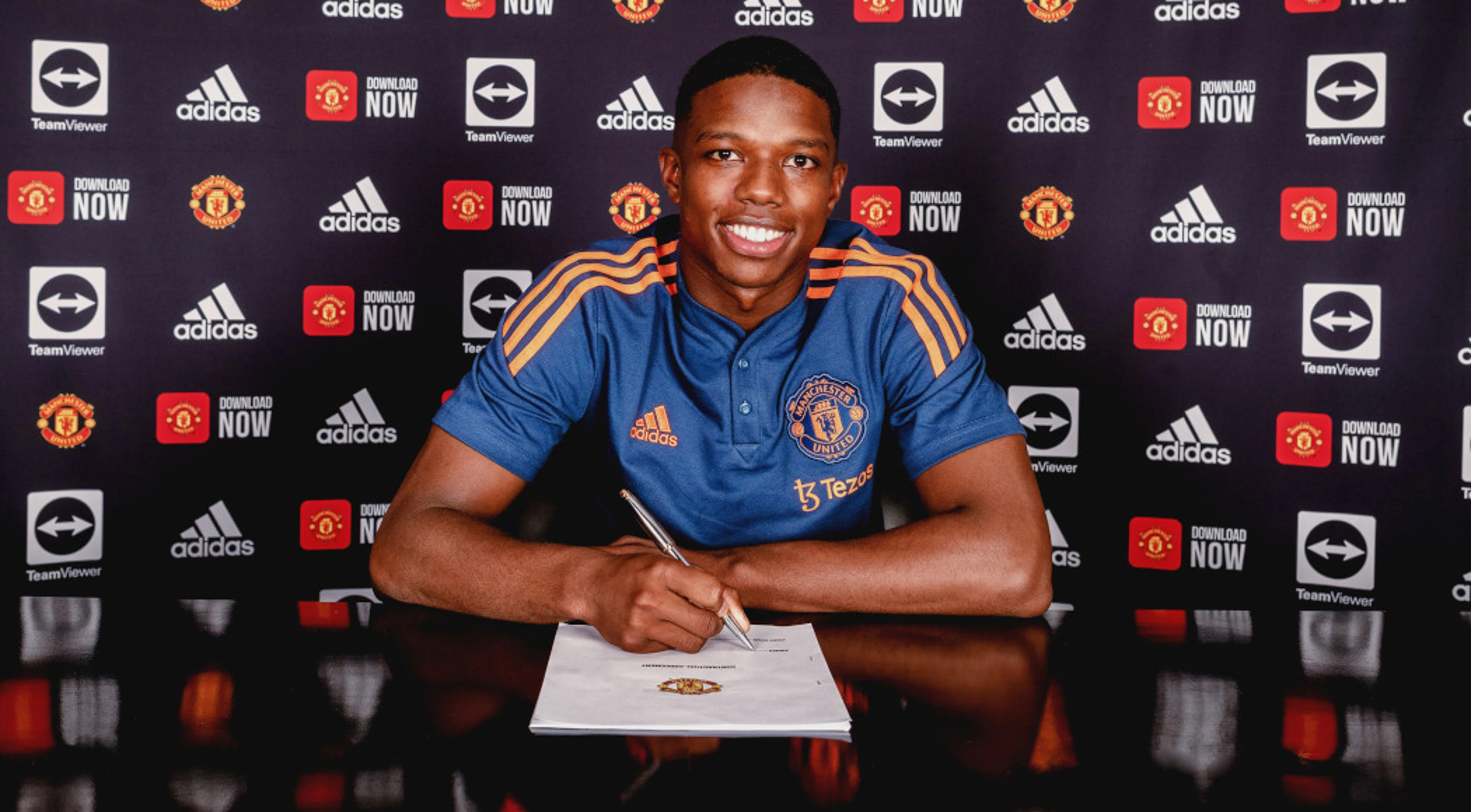 Man United sign Dutch left back Malacia