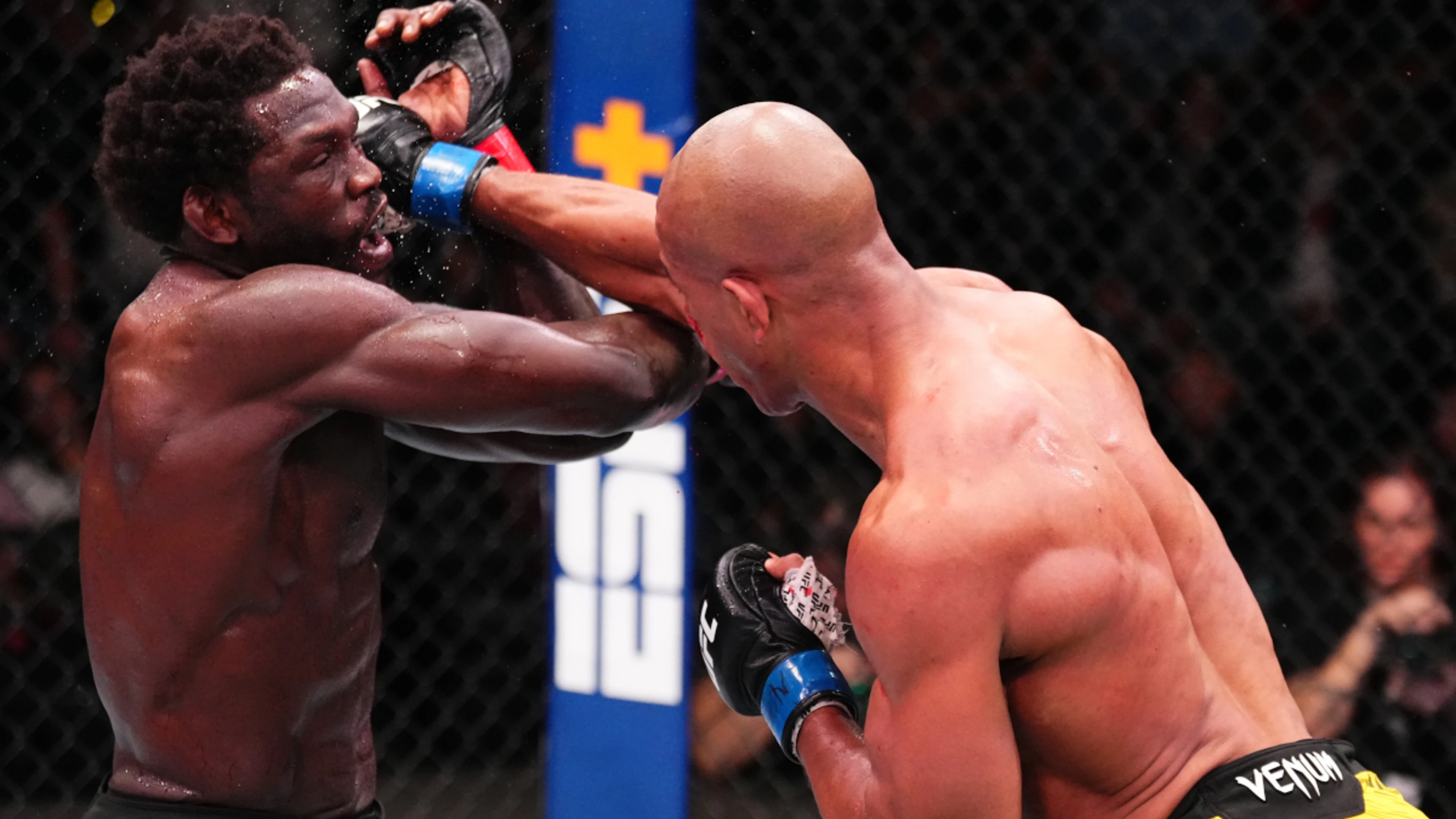 Jared Cannonier takes care of Gregory Rodrigues at Fight Night