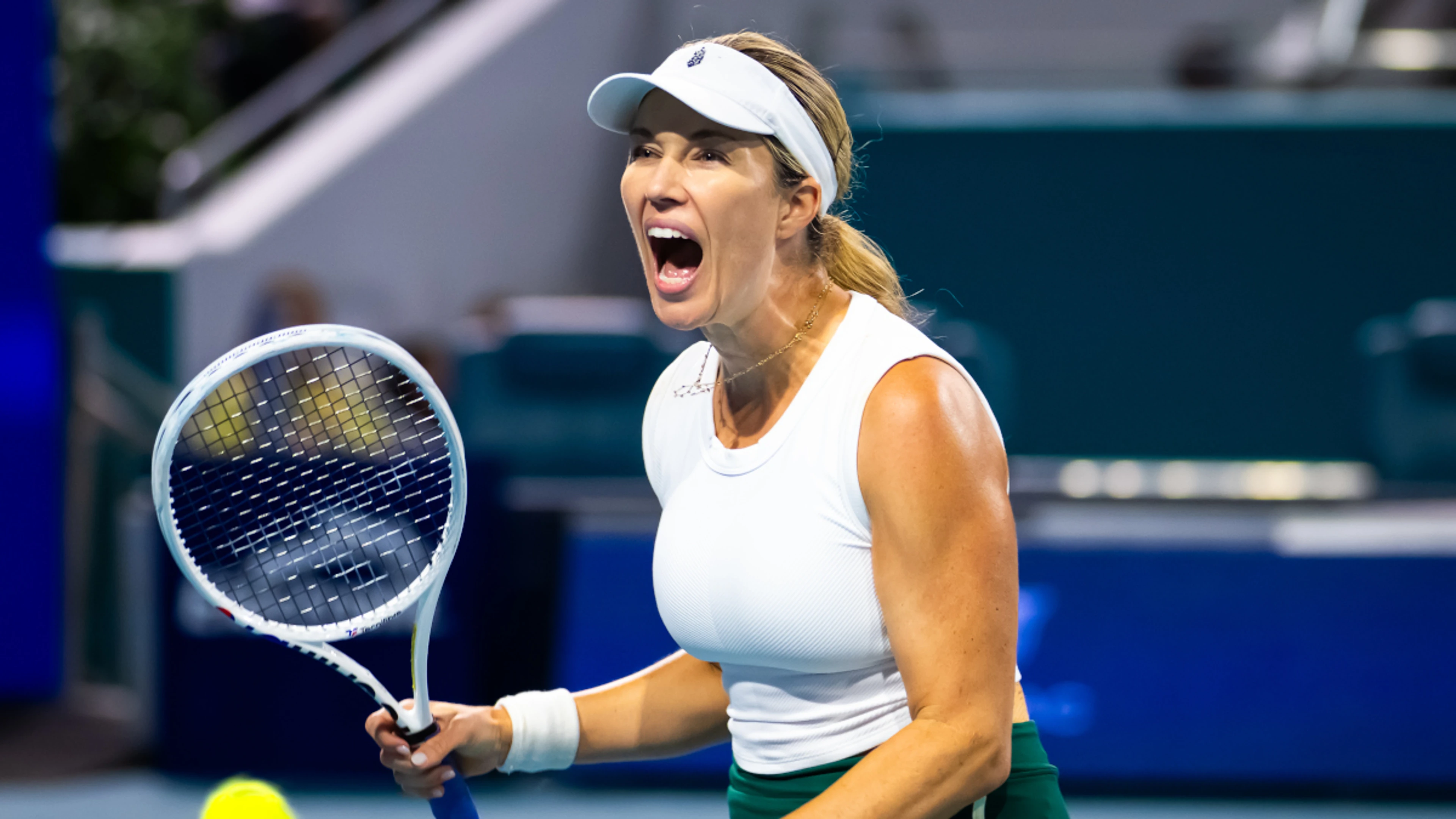 Collins dominates to set up Miami final with Rybakina