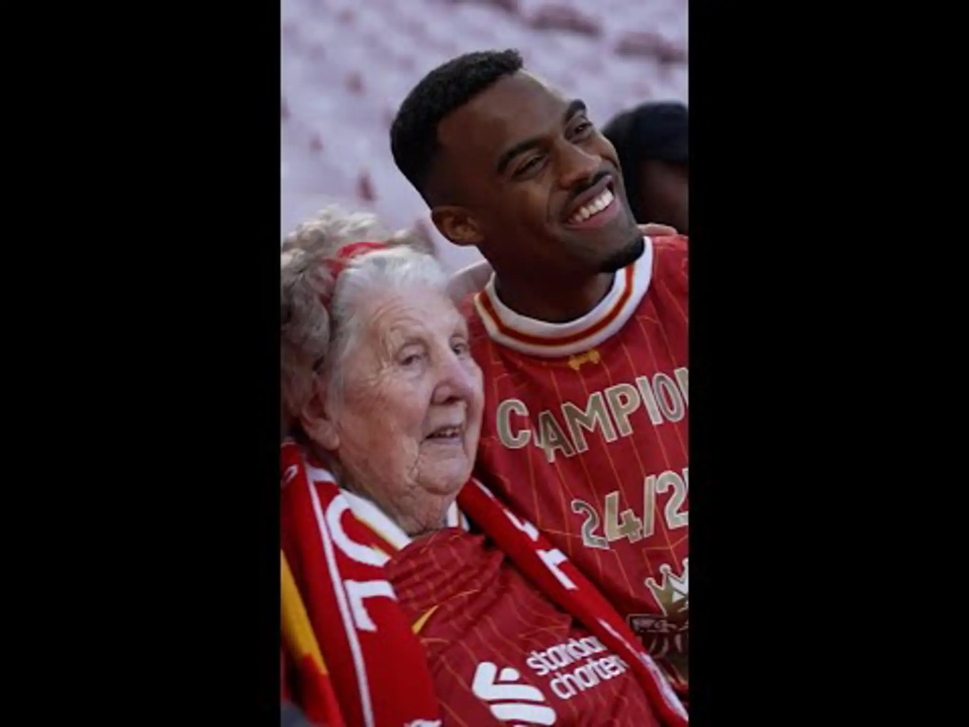 HEARTWARMING | Ryan Gravenberch shows fans some extra love!