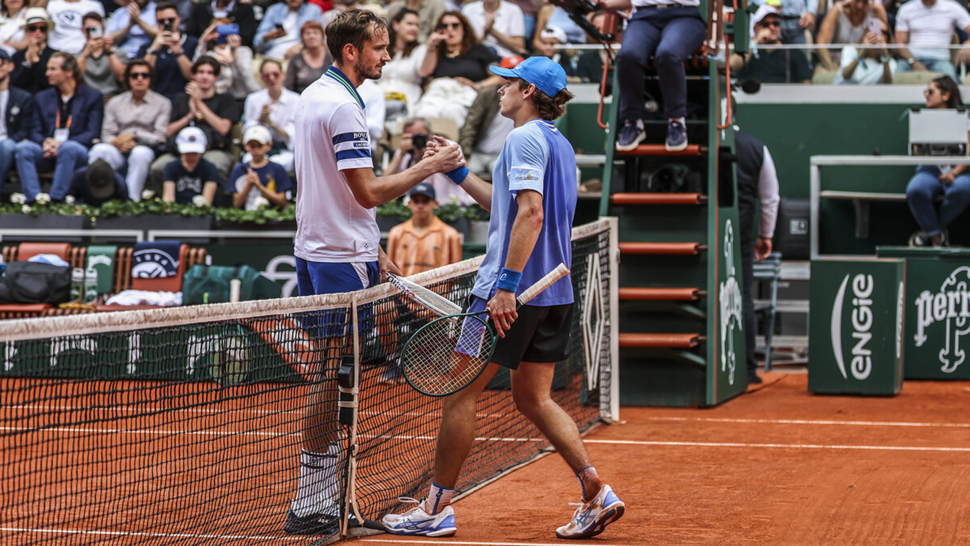 MEN’S DAY 9: Medvedev ousted by De Minaur, Djokovic wins another epic