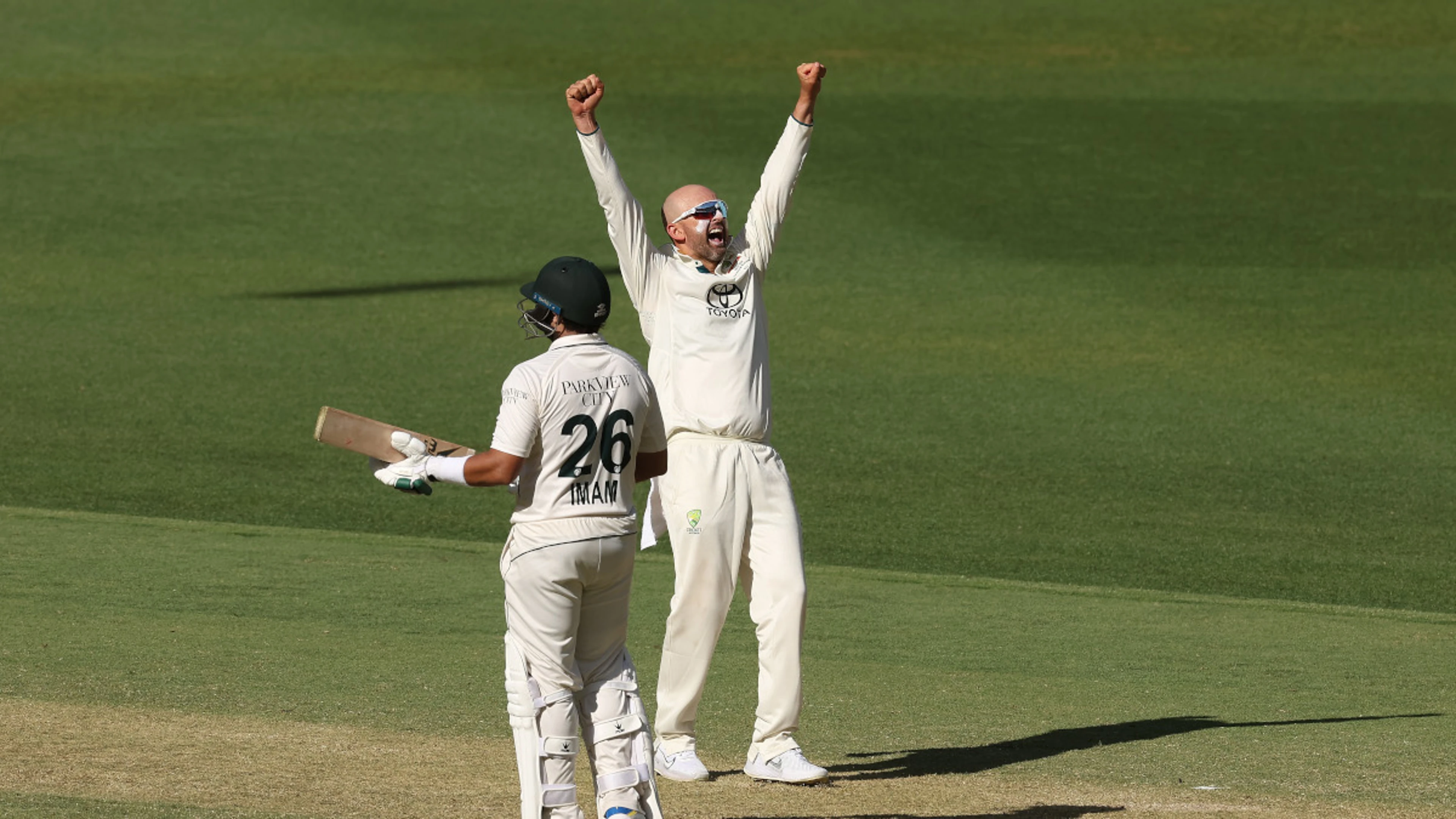 Pakistan dig in as Lyon edges closer to 500 test wickets